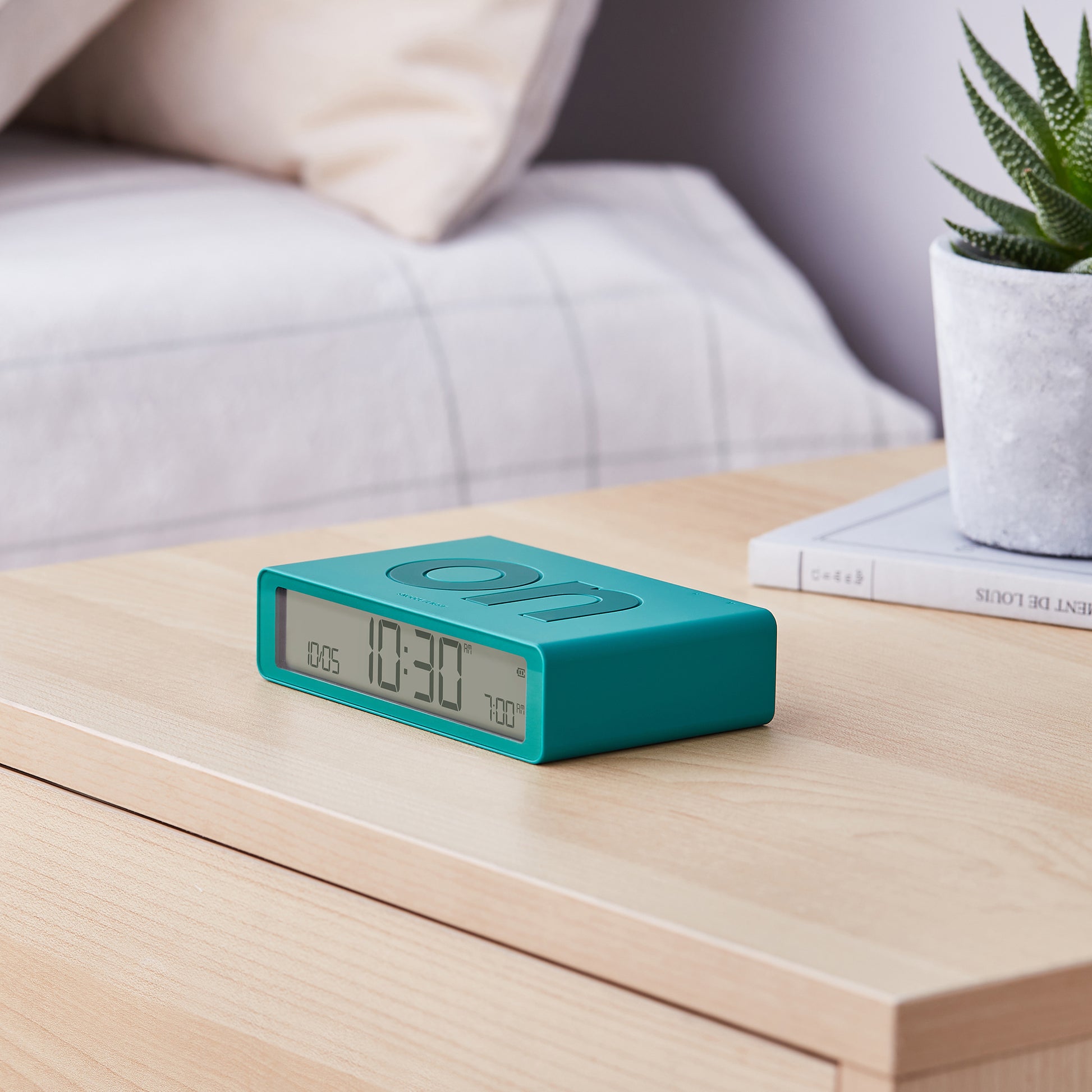 Lexon Flip Classic Wekker Digitaal Emerlad│art. LR157V2│op nachtkastje