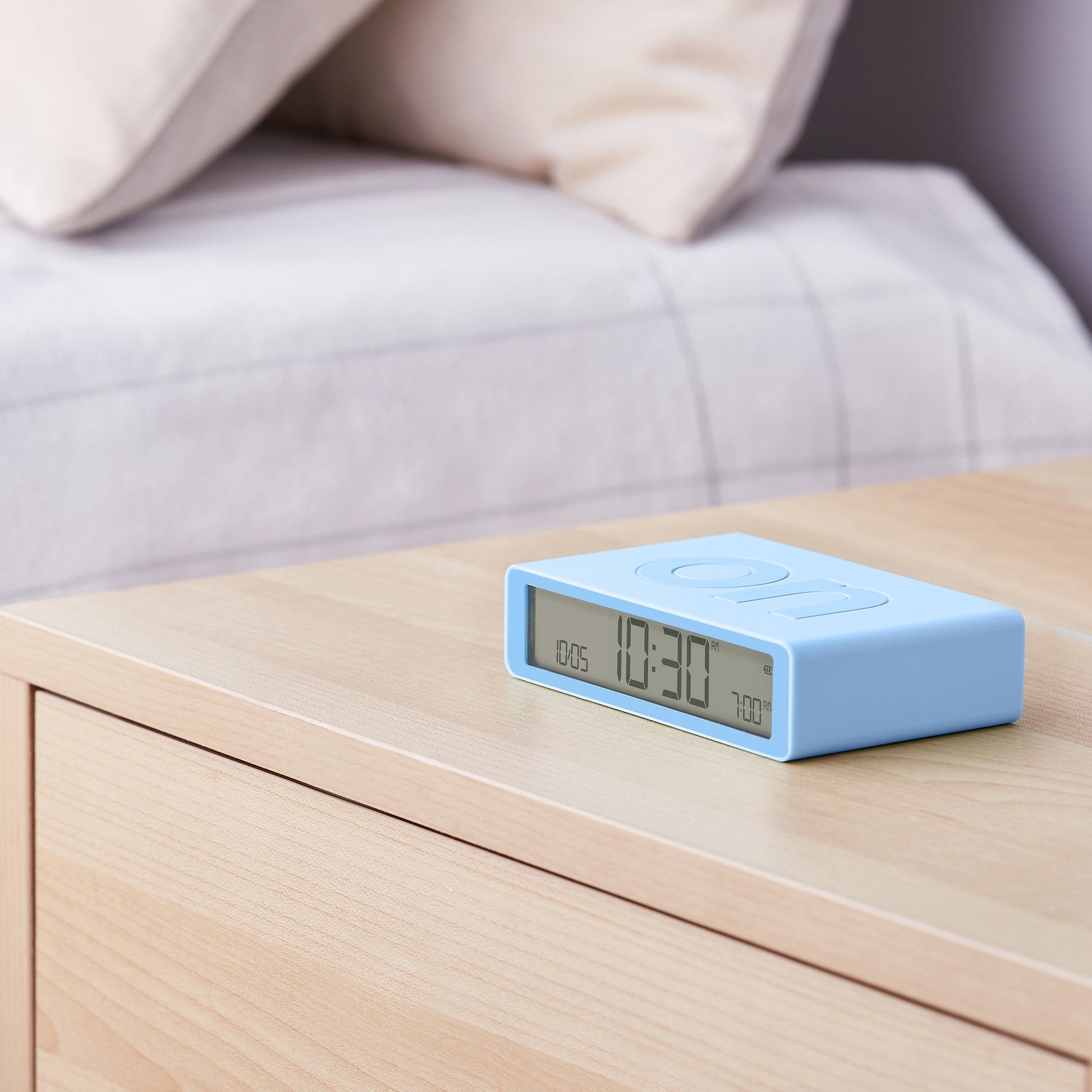 Lexon Flip+ Wekker Digitaal Lichtblauw│art. LR157LB1│op nachtkastje