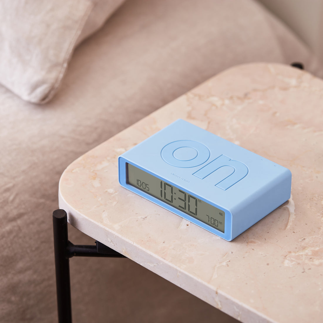 Lexon Flip+ Wekker Digitaal Lichtblauw│art. LR157LB1│vooraanzicht met verlichting aan