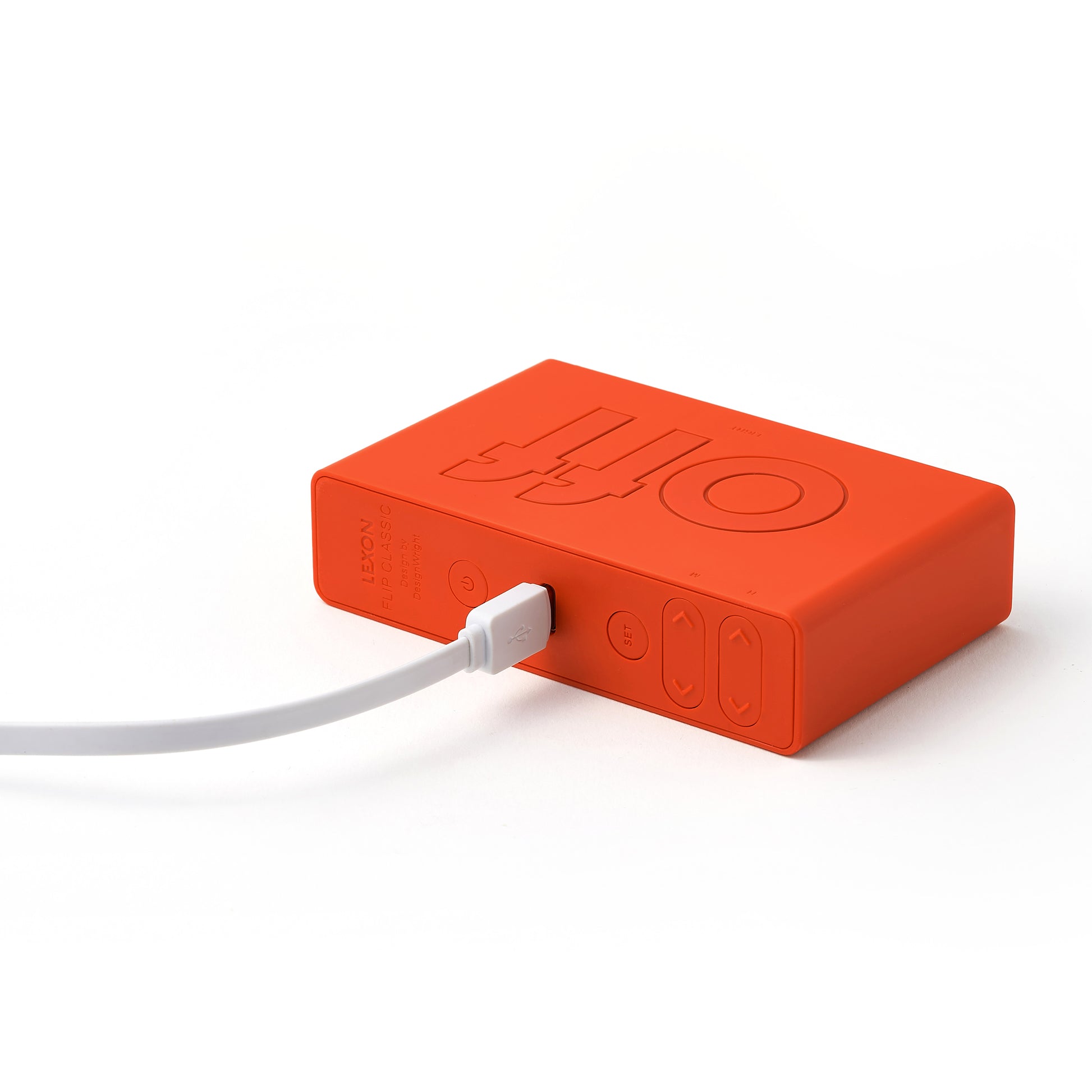 Lexon Flip+ Wekker Digitaal Oranje│art. LR157O4│achterkant met USB-kabel