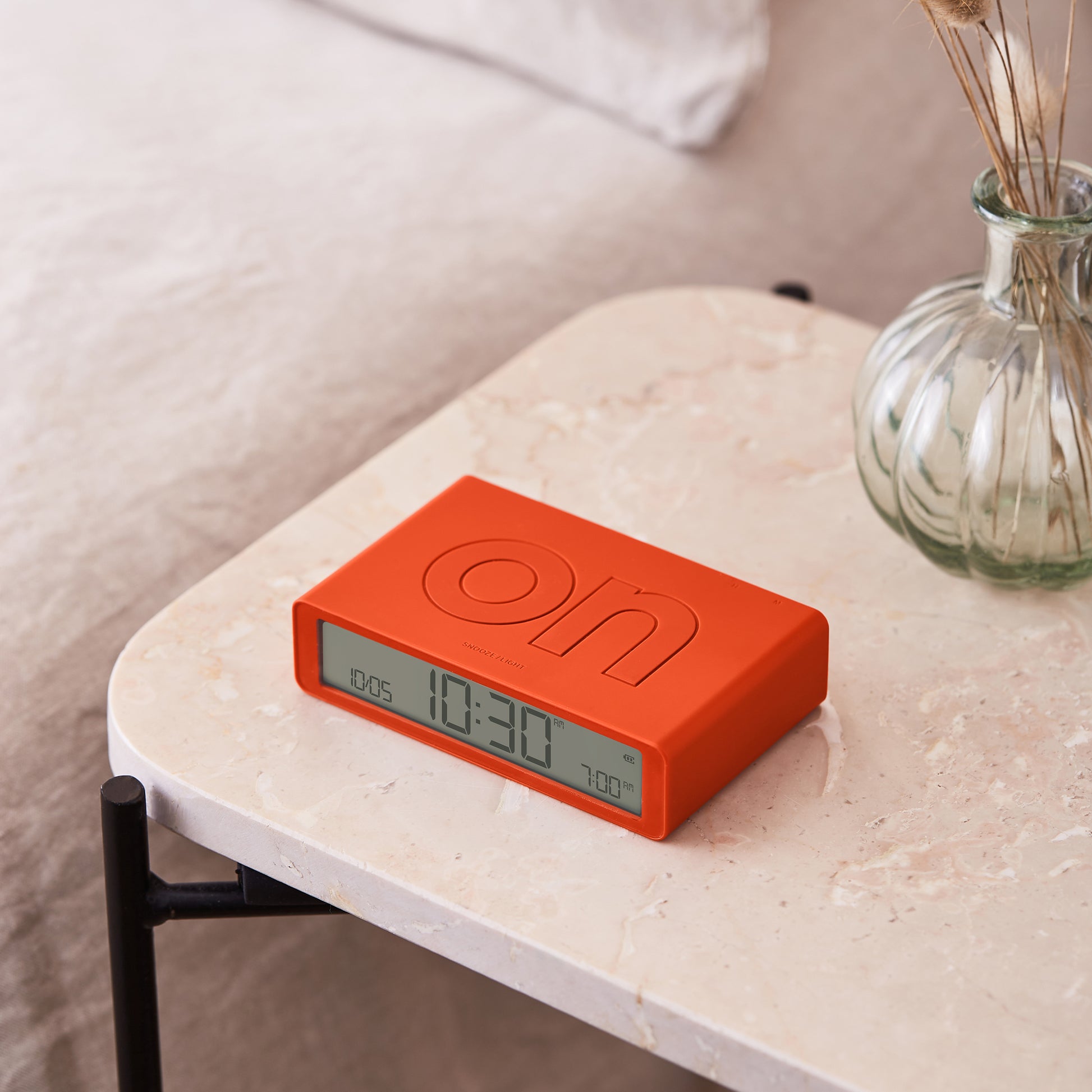 Lexon Flip+ Wekker Digitaal Oranje│art. LR157O4│op nachtkastje met On-teken naar boven