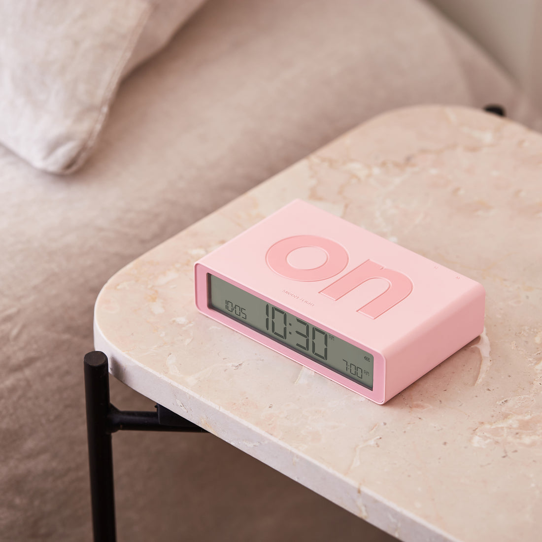 Lexon Flip Classic Wekker Digitaal│Roze│art. LR157P4│vooraanzicht met verlichting aan