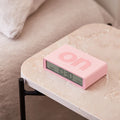 Lexon Flip Classic Wekker Digitaal│Roze│art. LR157P4│op tafeltje naast bed