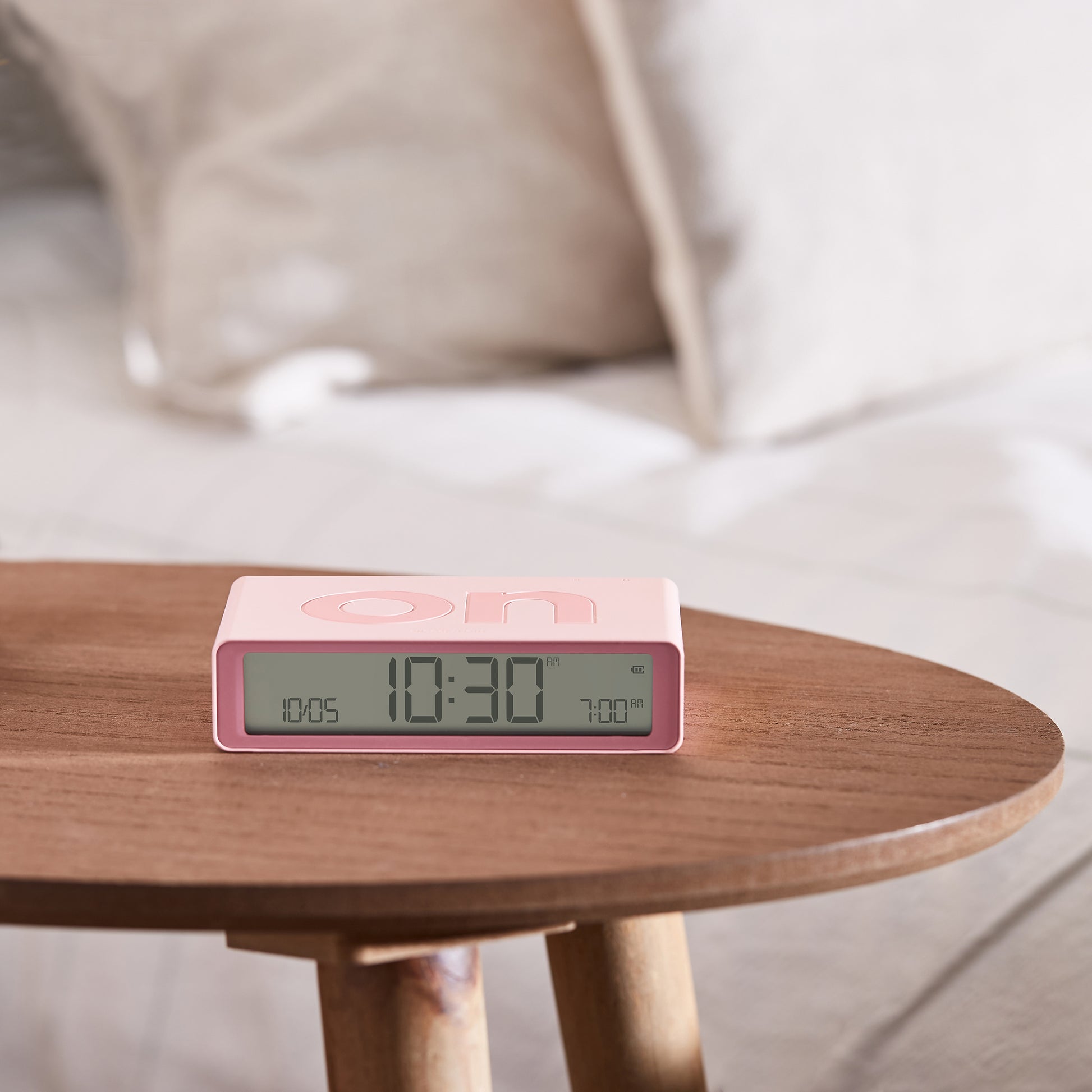 Lexon Flip Classic Wekker Digitaal│Roze│art. LR157P4│op rond houten tafeltje