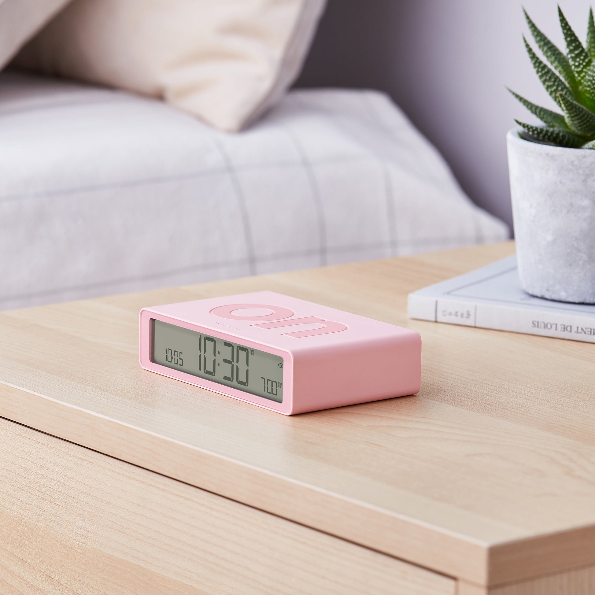 Lexon Flip Classic Wekker Digitaal│Roze│art. LR157P4│op nachtkastje