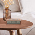 Lexon Flip Classic Wekker Digitaal Goud│art. LR157D1│op houten ronde tafel