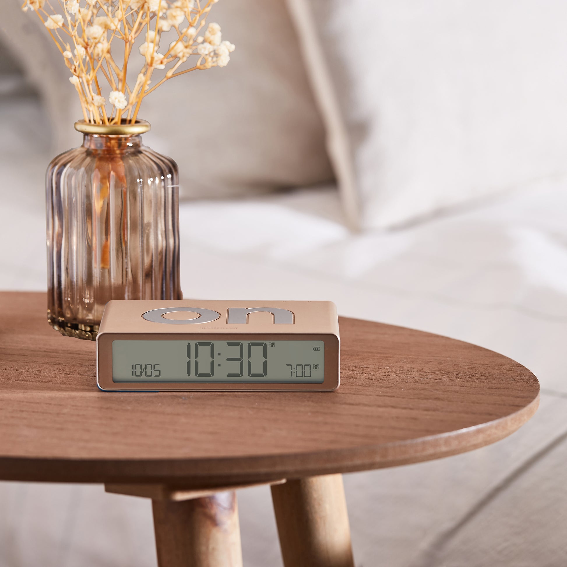 Lexon Flip Classic Wekker Digitaal Goud│art. LR157D1│op houten ronde tafel