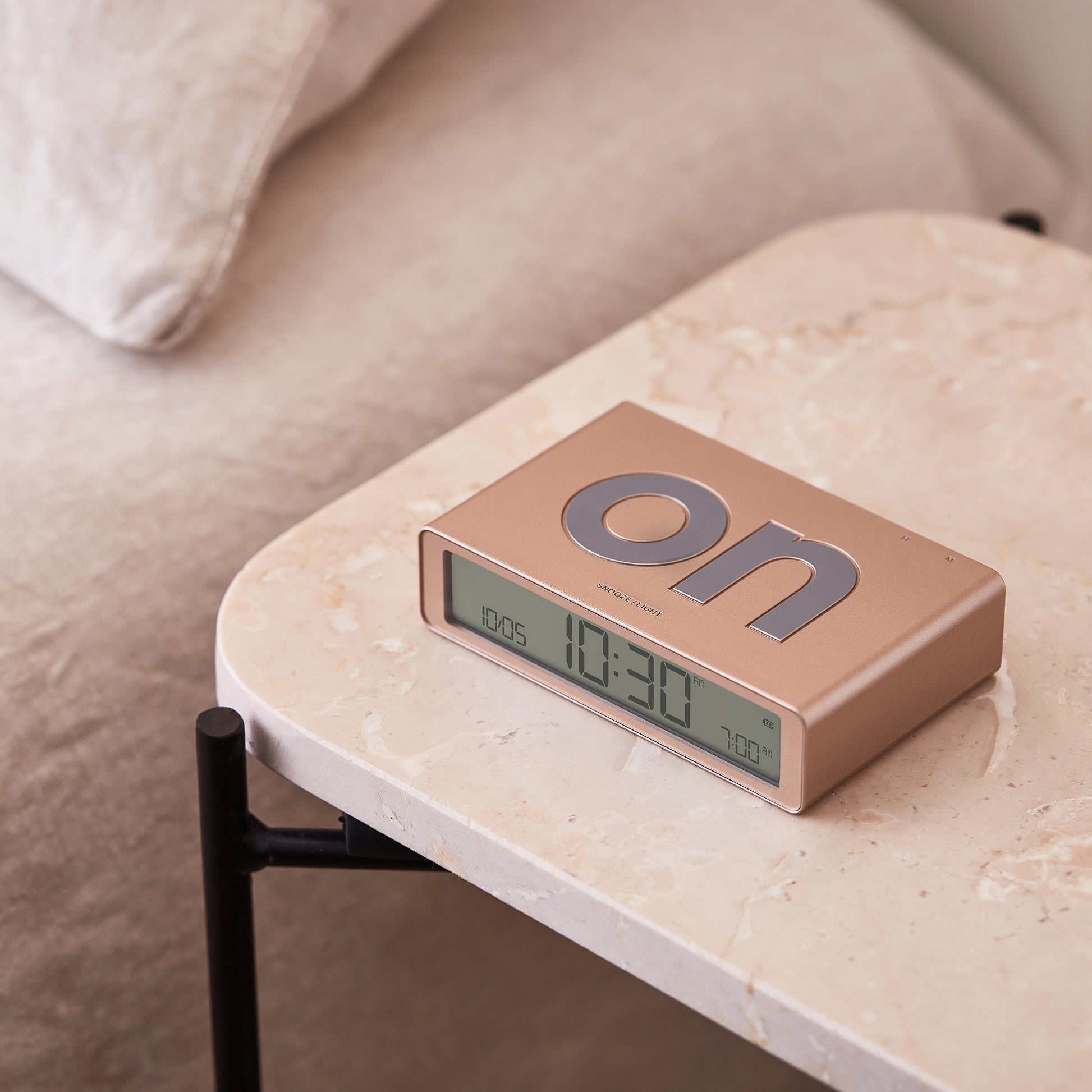 Lexon Flip Classic Wekker Digitaal Goud│art. LR157D1│op tafeltje naast bed