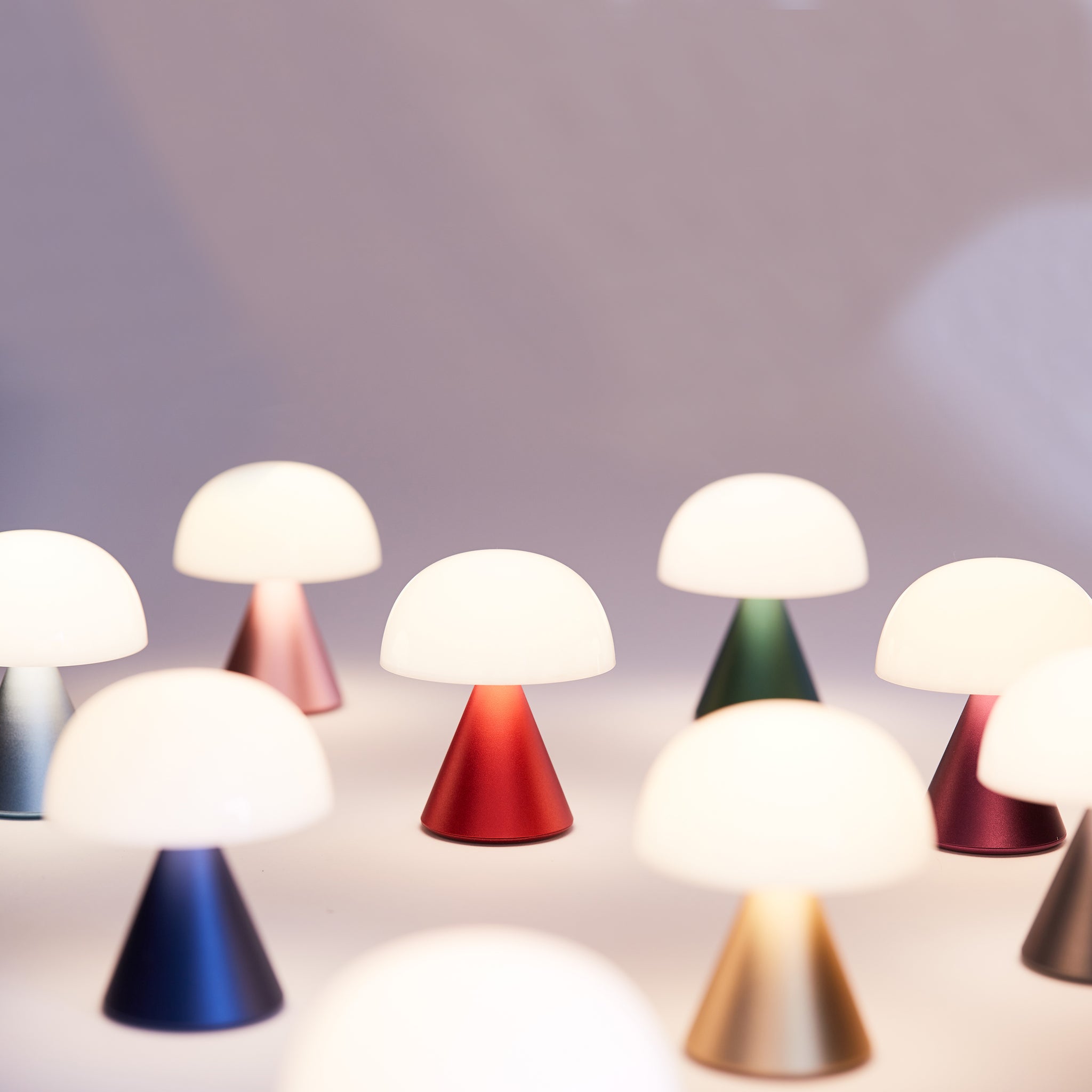Lexon Mina Small Donkerrood│Oplaadbare LED-Lamp│art. LH60DR│groep diverse kleuren met licht aan