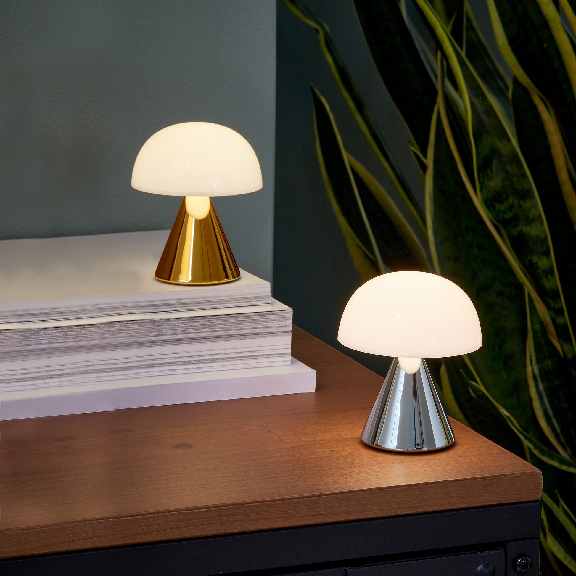 Lexon Mina Small Metallic Gold│Oplaadbare LED-lamp│art. LH60MC│met Gold samen op kastje
