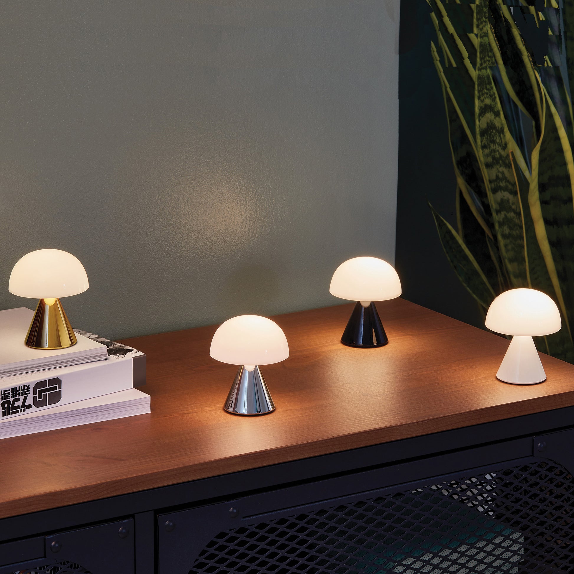 Lexon Mina Small Metallic Gold│Oplaadbare LED-lamp│art. LH60MC│Groep Metallic en Glossy op kastje met licht aan