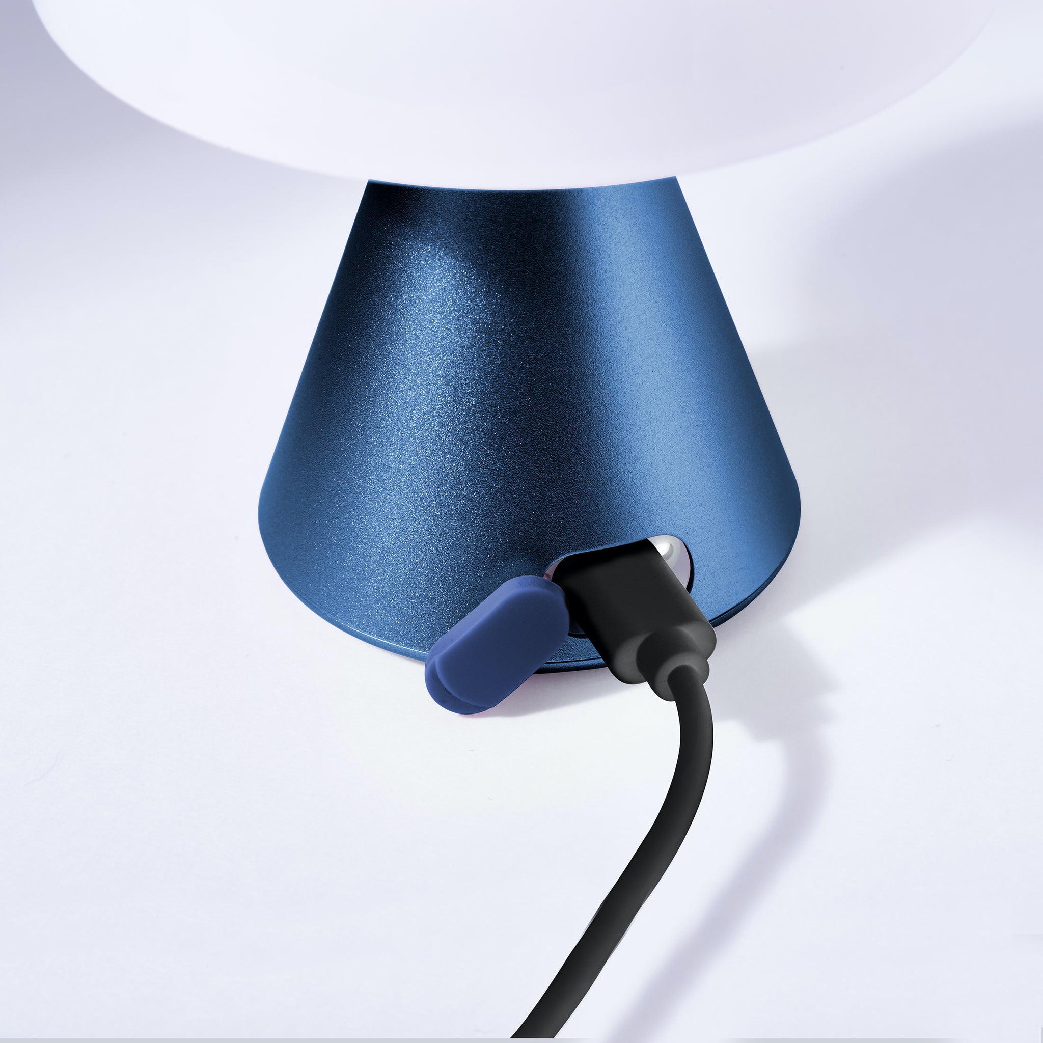 Lexon Mina Medium Donkerblauw│Oplaadbare LED-lamp│art. LH64MDB│met kabel in USB-poort oplader