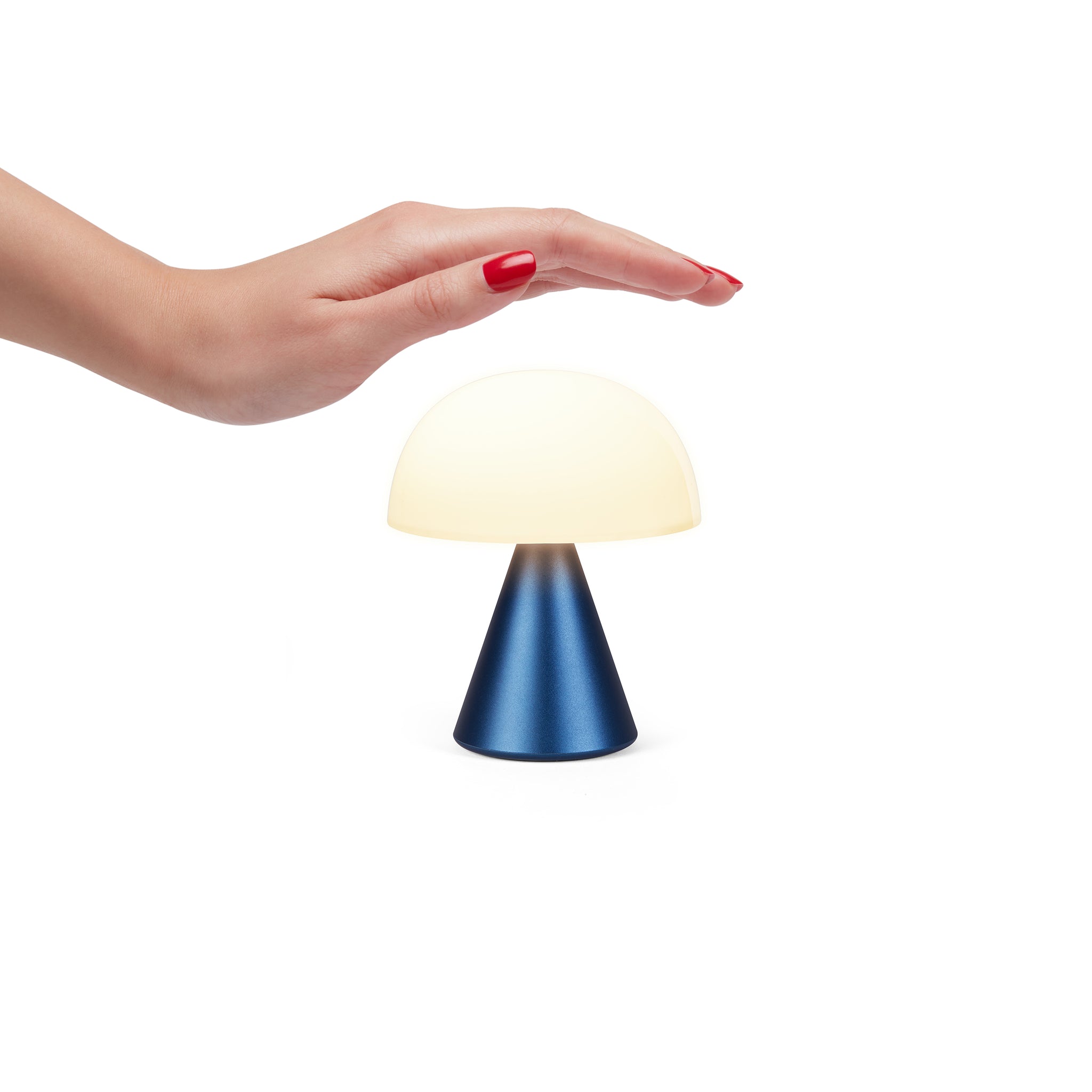 Lexon Mina Medium Donkerblauw│Oplaadbare LED-lamp│art. LH64MDB│bediening met hand op lamp