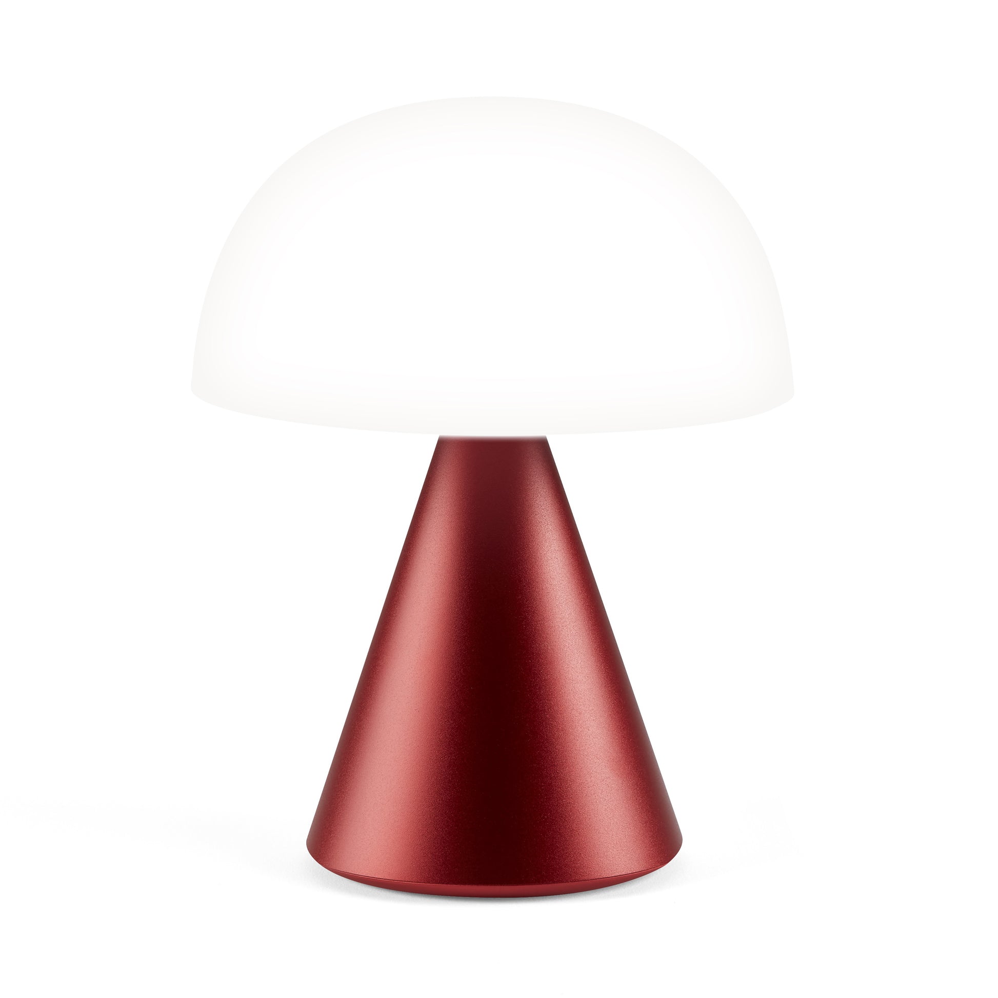 Lexon Mina Large Oplaadbare Tafellamp Donkerrood│art. LH65DR│voorkant witte achtergrond met wit licht aan