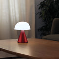 Lexon Mina Large Oplaadbare Tafellamp Donkerrood│art. LH65DR│op salontafel met wit licht aan