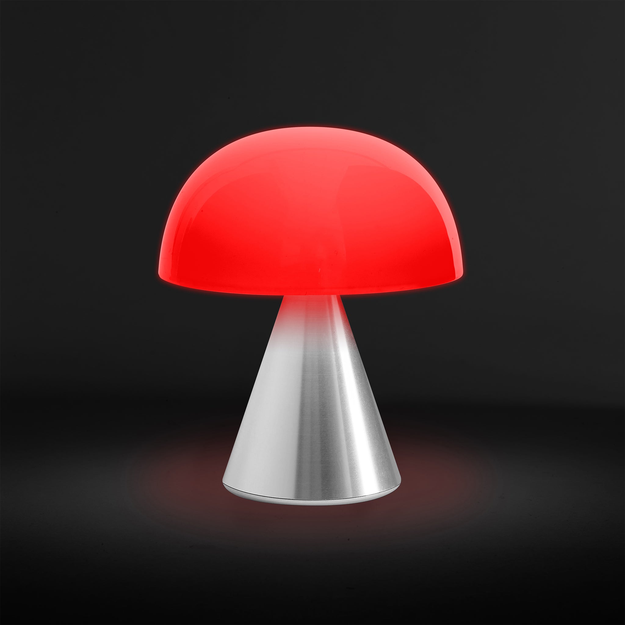 Lexon Mina Medium Aluminium│Oplaadbare LED-Lamp│art. LH64MAP│vooraanzicht met rood licht aan en donkere achtergrond