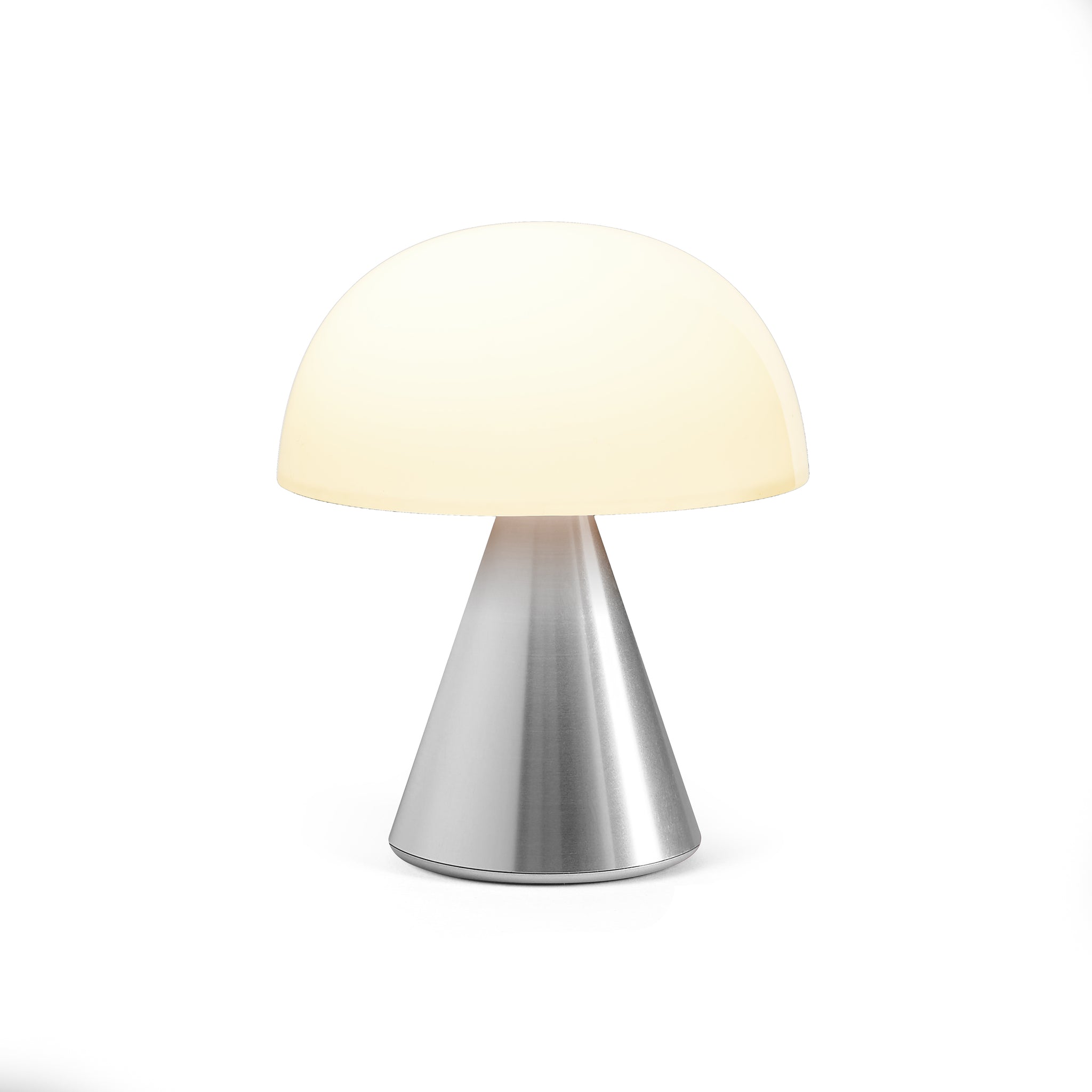 Lexon Mina Medium Aluminium│Oplaadbare LED-Lamp│art. LH64MAP│vooraanzicht met warm licht aan en witte achtergrond