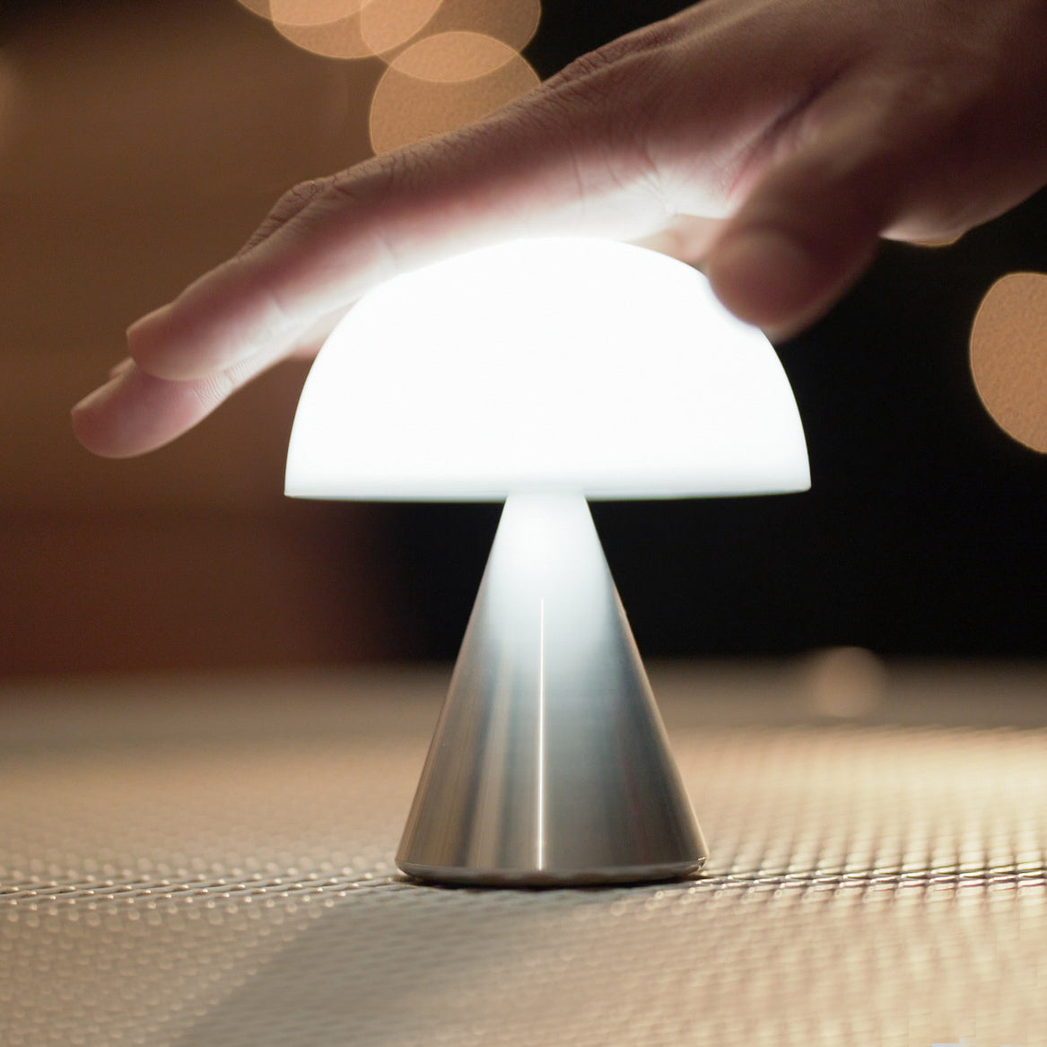 Lexon Mina Medium Aluminium│Oplaadbare LED-Lamp│art. LH64MAP│bediening met hand met wit licht aan