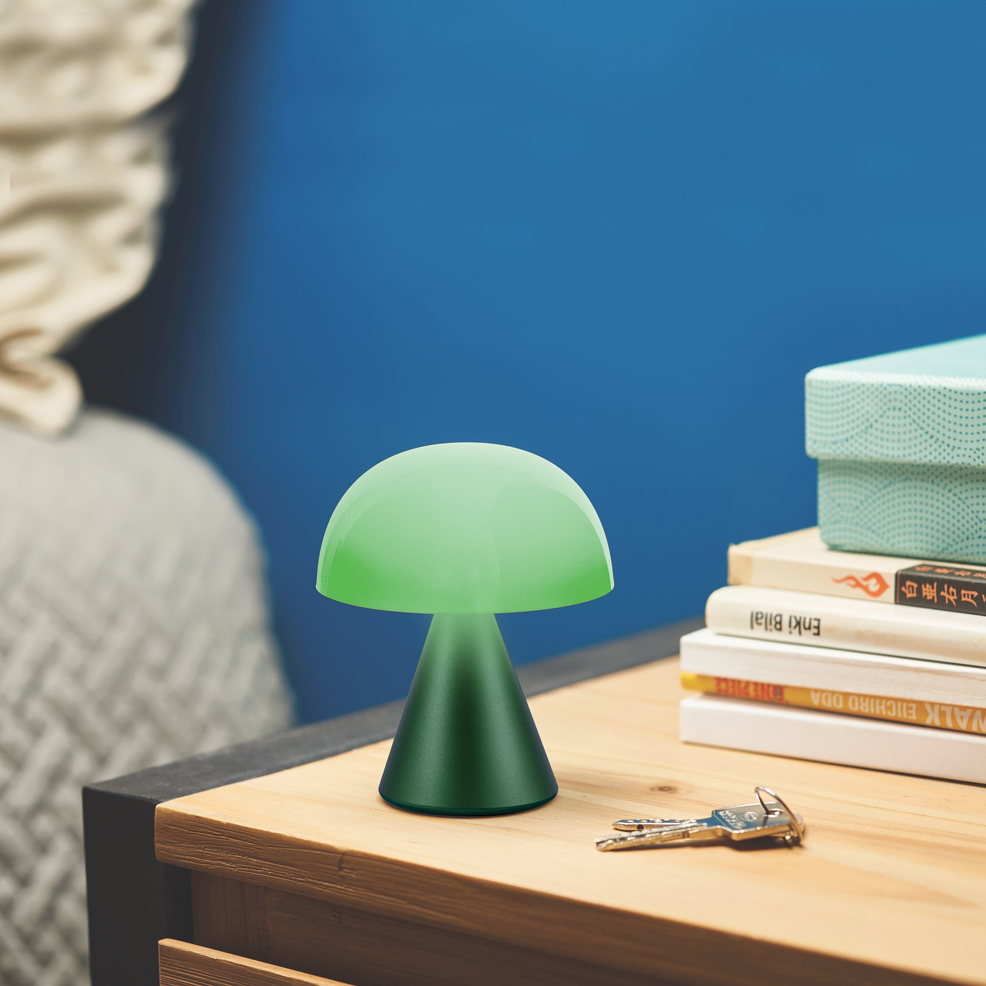 Lexon Mina Medium Donker Groen│Oplaadbare Led-Lamp│art. LH64DG1│op nachtkastje met groen licht aan