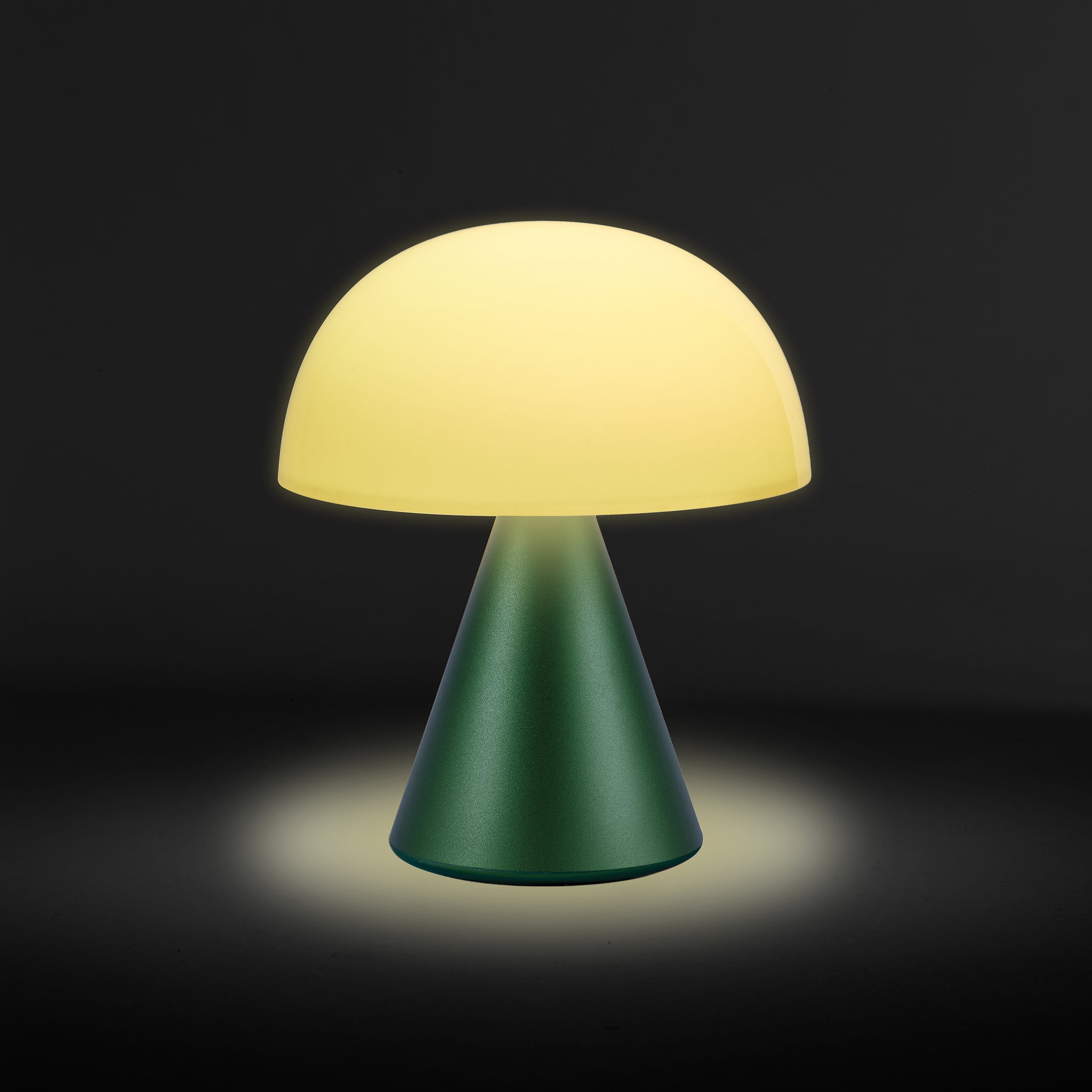 Lexon Mina Medium Donker Groen│Oplaadbare Led-Lamp│art. LH64DG1│geel licht met donkere achtergrond