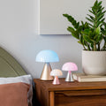 Lexon Mina Goud│Oplaadbare LED-Lamp│art. LH64MD│3 verschillende afmetingen op nachtkastje