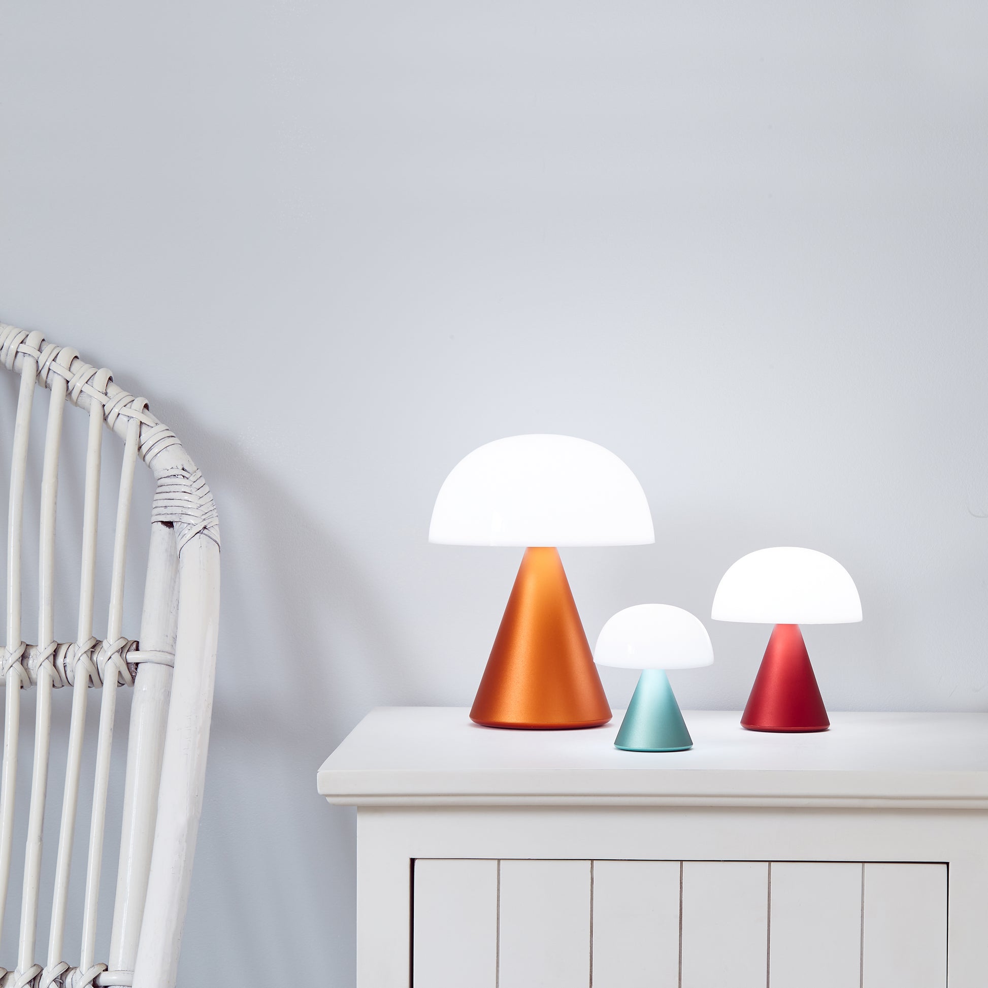 Lexon Mina Medium Donker Groen│Oplaadbare Led-Lamp│art. LH64DG1│3 verschillende afmetingen op kastje