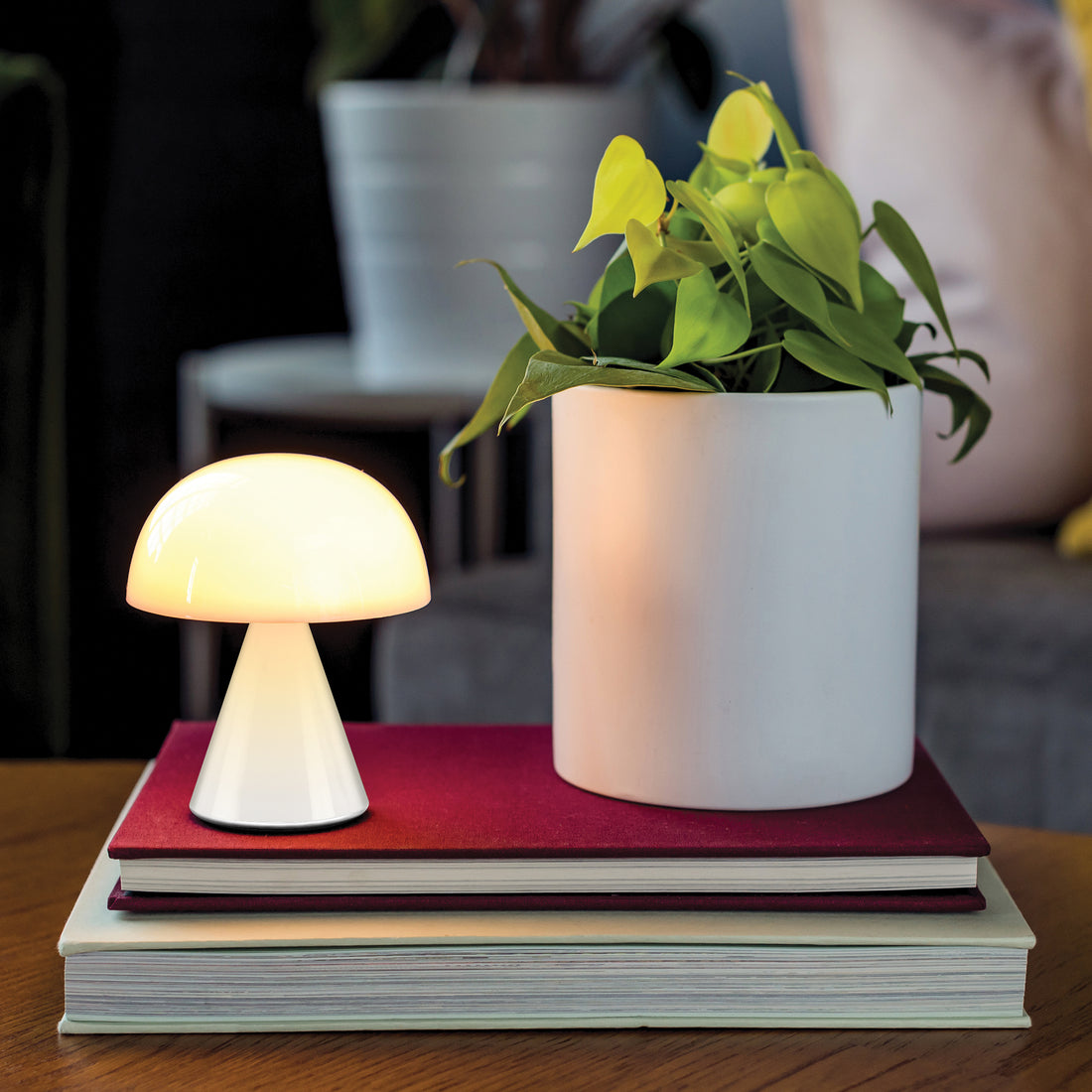 Lexon Mina Medium Glossy White│Oplaadbare LED-Lamp│art. LH64WG│vooraanzicht met warm licht aan