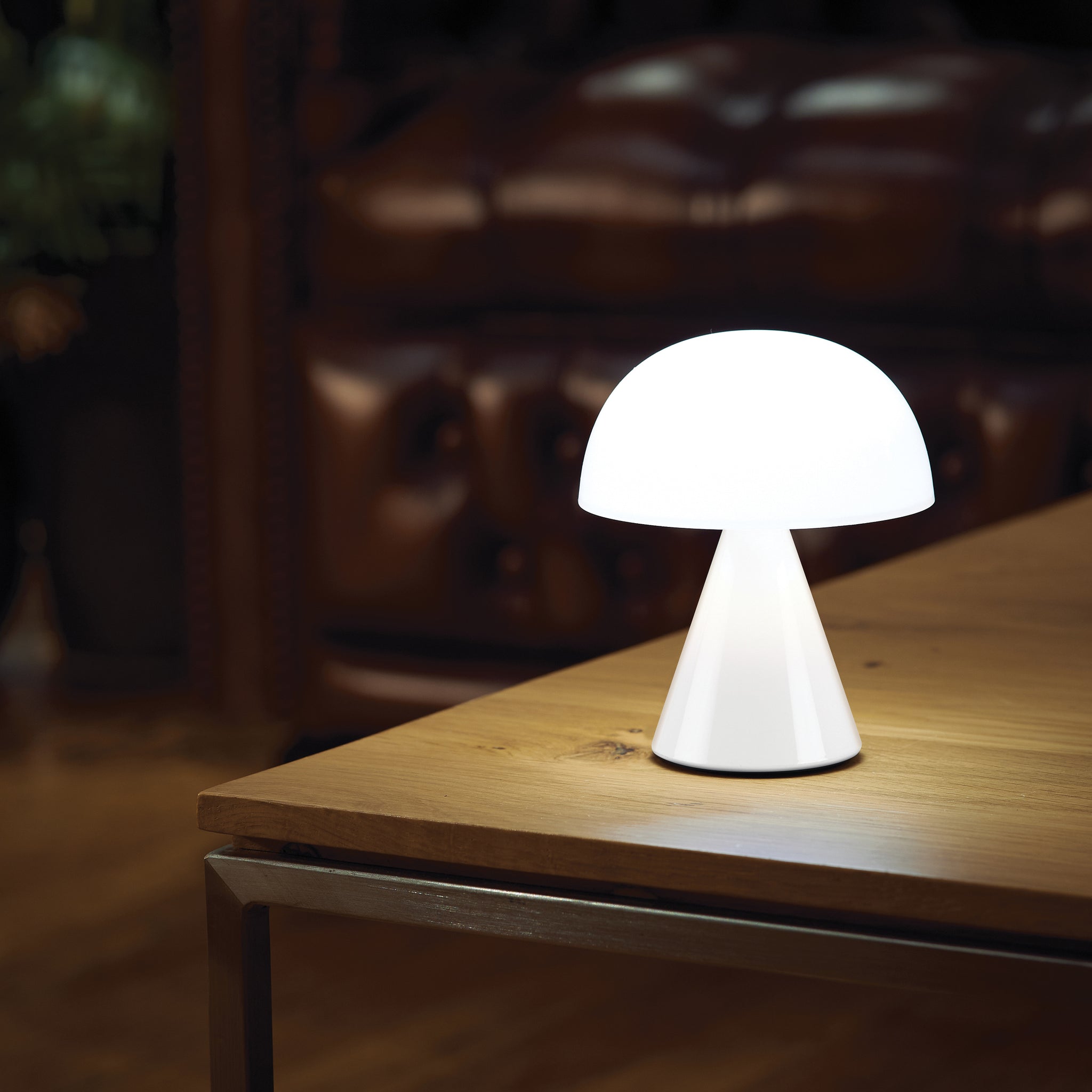 Lexon Mina Medium Glossy White│Oplaadbare LED-Lamp│art. LH64WG│op salontafel naast leren stoel