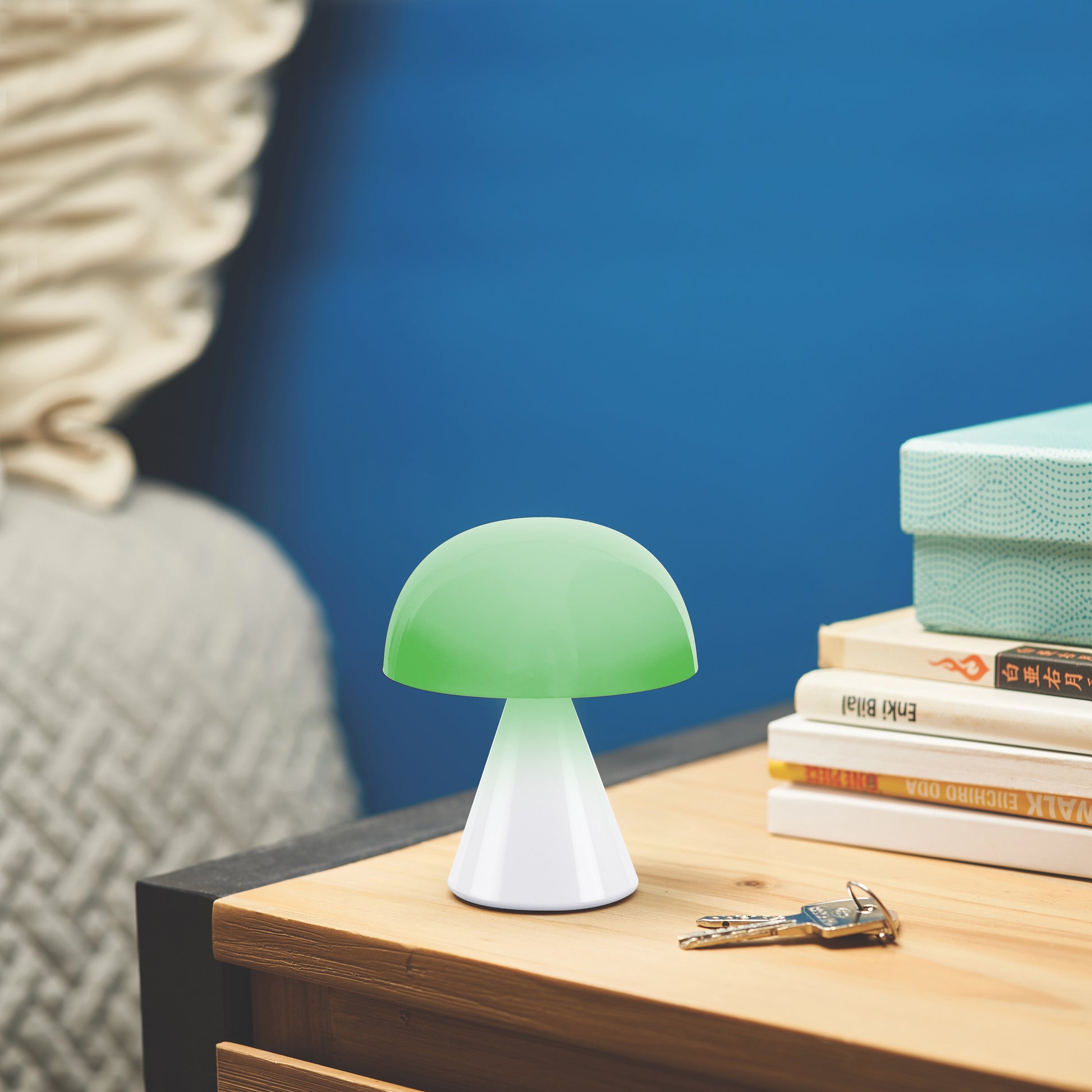 Lexon Mina Medium Glossy White│Oplaadbare LED-Lamp│art. LH64WG│op nachtkastje met groen licht aan