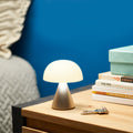 Lexon Mina Goud│Oplaadbare LED-Lamp│art. LH64MD│op nachtkastje met boeken en sleutels