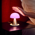 Lexon Mina Goud│Oplaadbare LED-Lamp│art. LH64MD│bediening met hand met paars licht aan
