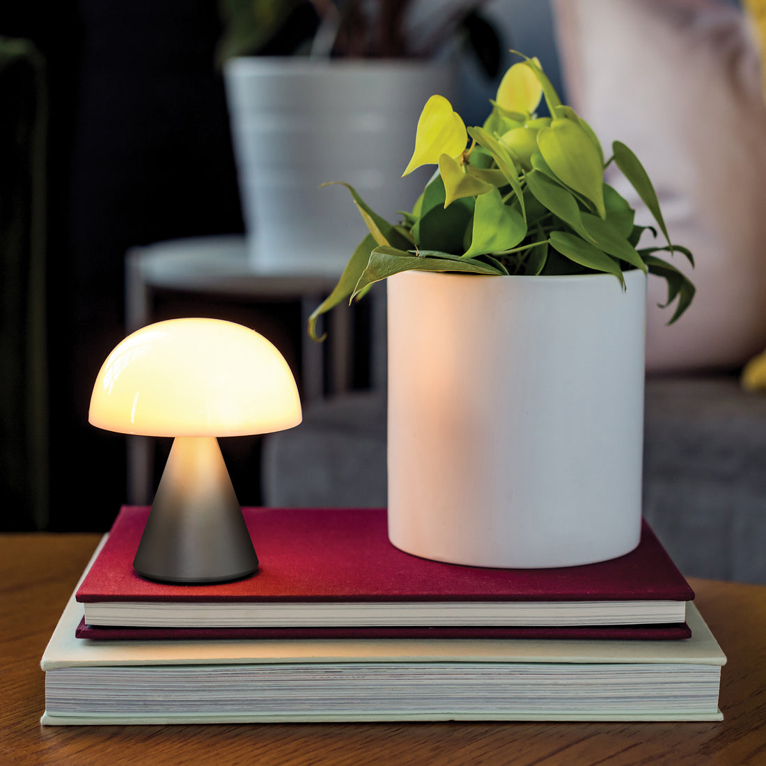 Lexon Mina Medium Gun Metal│Oplaadbare LED Lamp│art. LH64MX│vooraanzicht met warm licht