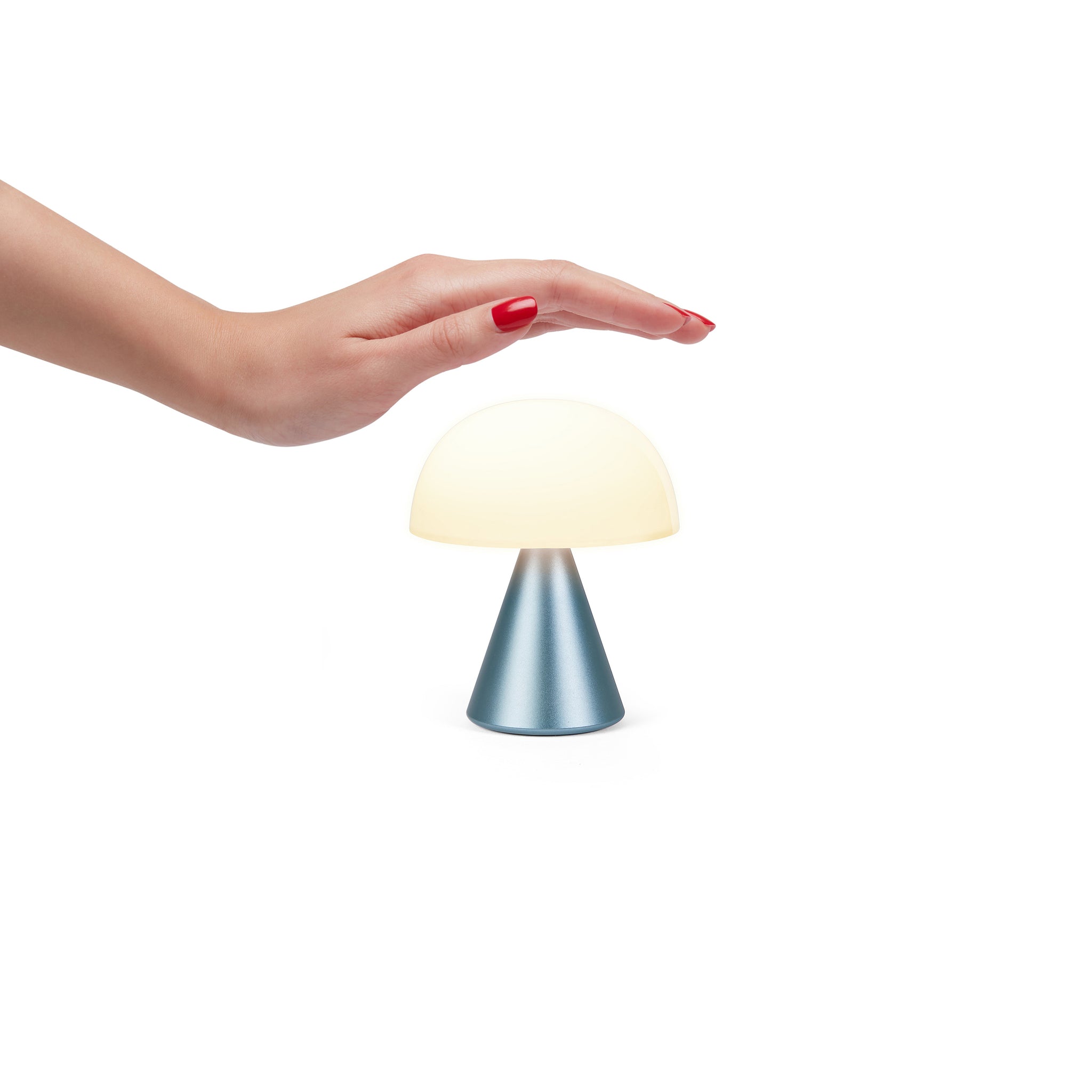 Lexon Mina Medium Lichtblauw│oplaadbare LED-Lamp│art. LH64MLB│hand boven warm licht aan-uit