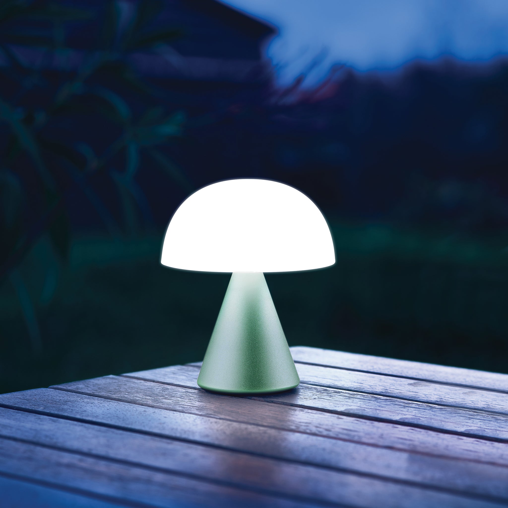 Lexon Mina Medium Mint Groen│LH64M1│Oplaadbare LED-Lamp│op buitentafel in schemering