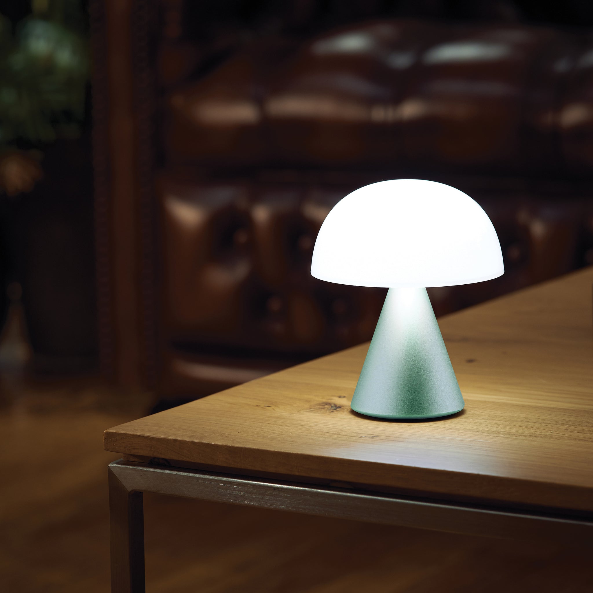 Lexon Mina Medium Mint Groen│LH64M1│Oplaadbare LED-Lamp│op houten salontafel