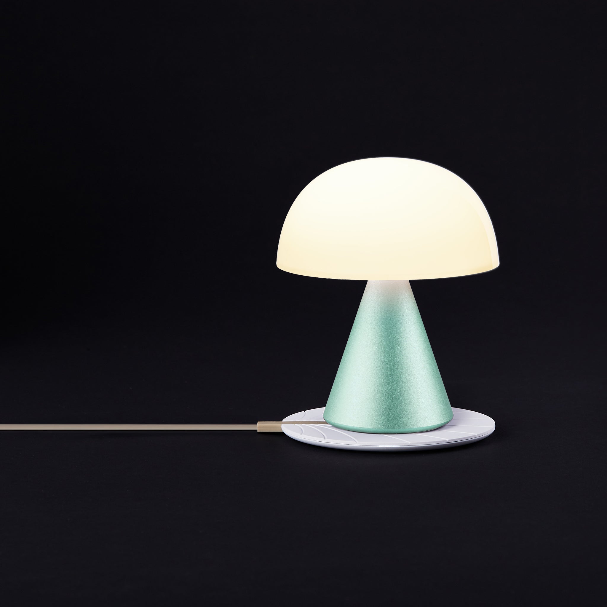 Lexon Mina Medium Mint Groen│LH64M1│Oplaadbare LED-Lamp│vooraanzihct op draadloze oplader
