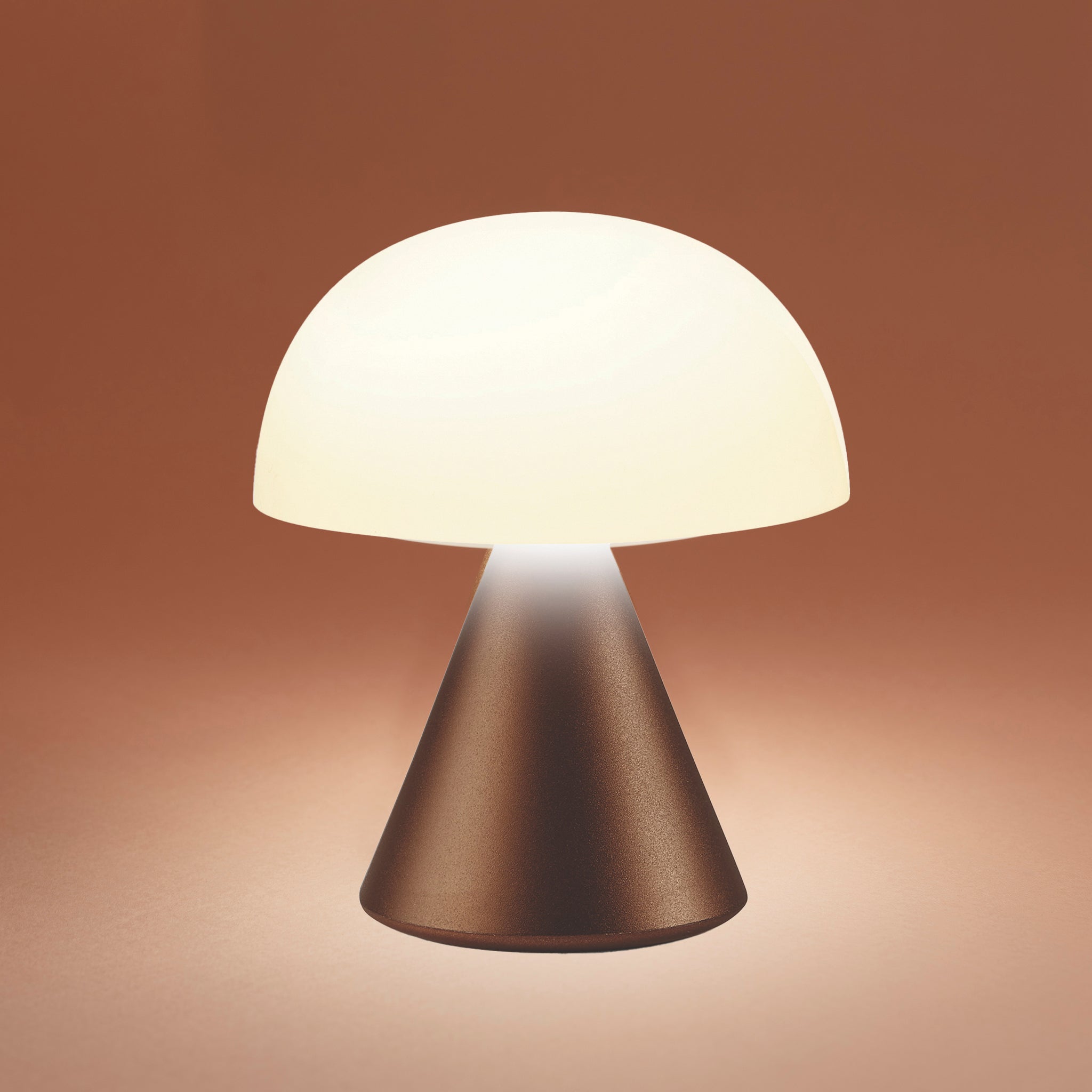 Lexon Mina Small Oplaadbare LED-Lamp Bronze│art. LH60BZ│voorkant met lichtbruine achtergrond