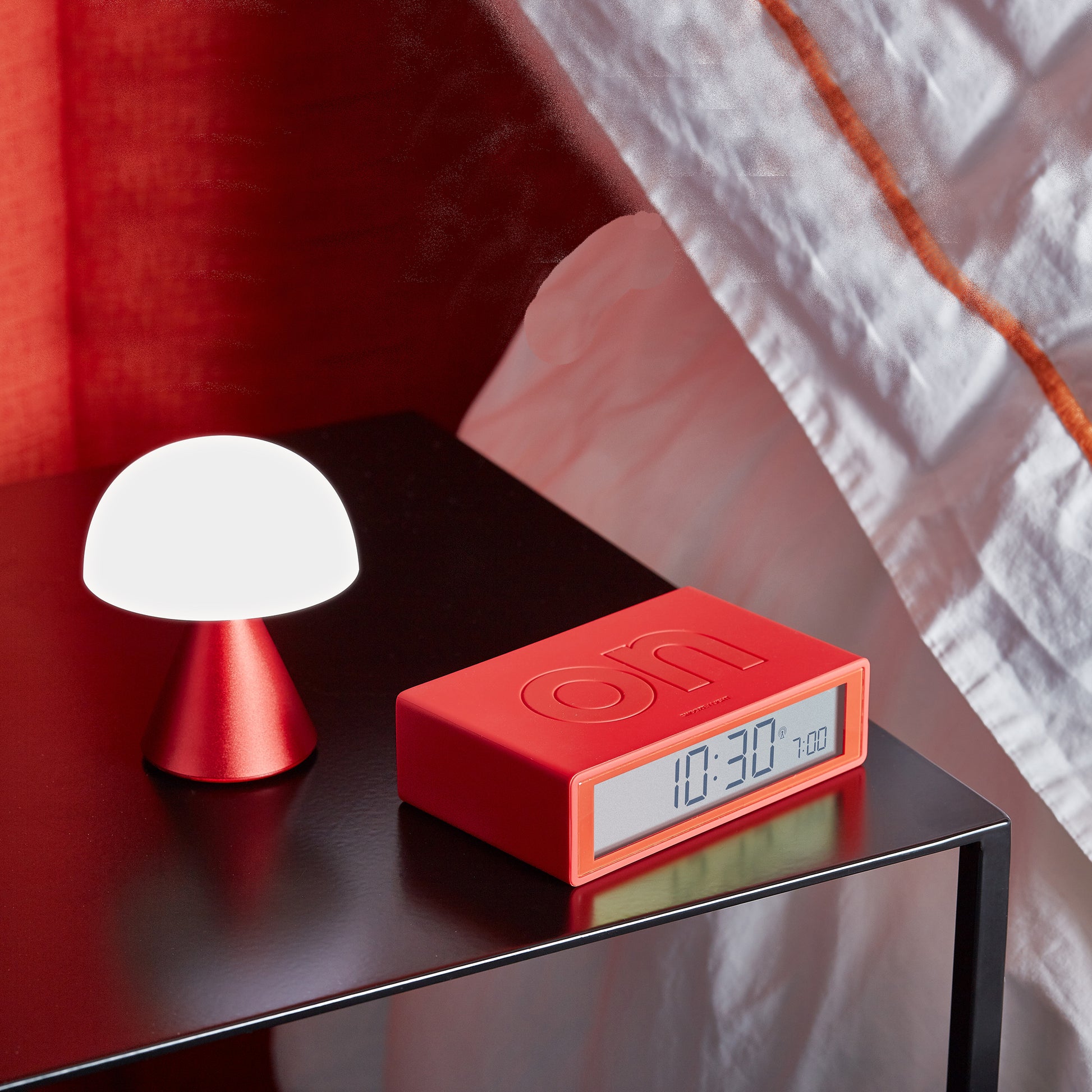 Lexon Mina Small Donkerrood│Oplaadbare LED-Lamp│art. LH60DR│op nachtkastje naast rode wekker