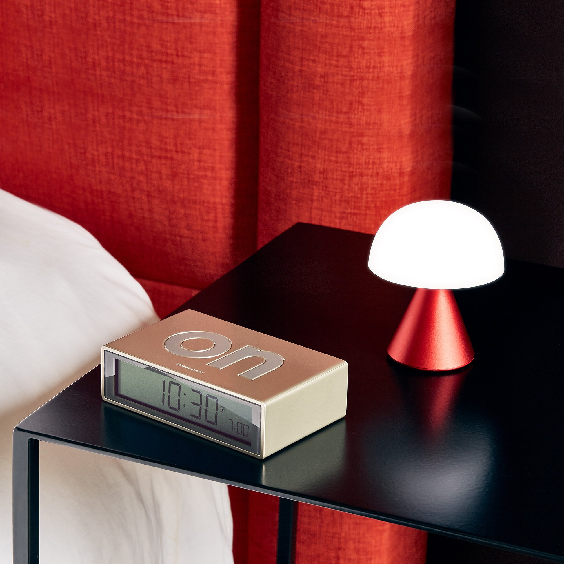 Lexon Mina Small Donkerrood│Oplaadbare LED-Lamp│art. LH60DR│op nachtkastje naast gouden Flip+ wekker