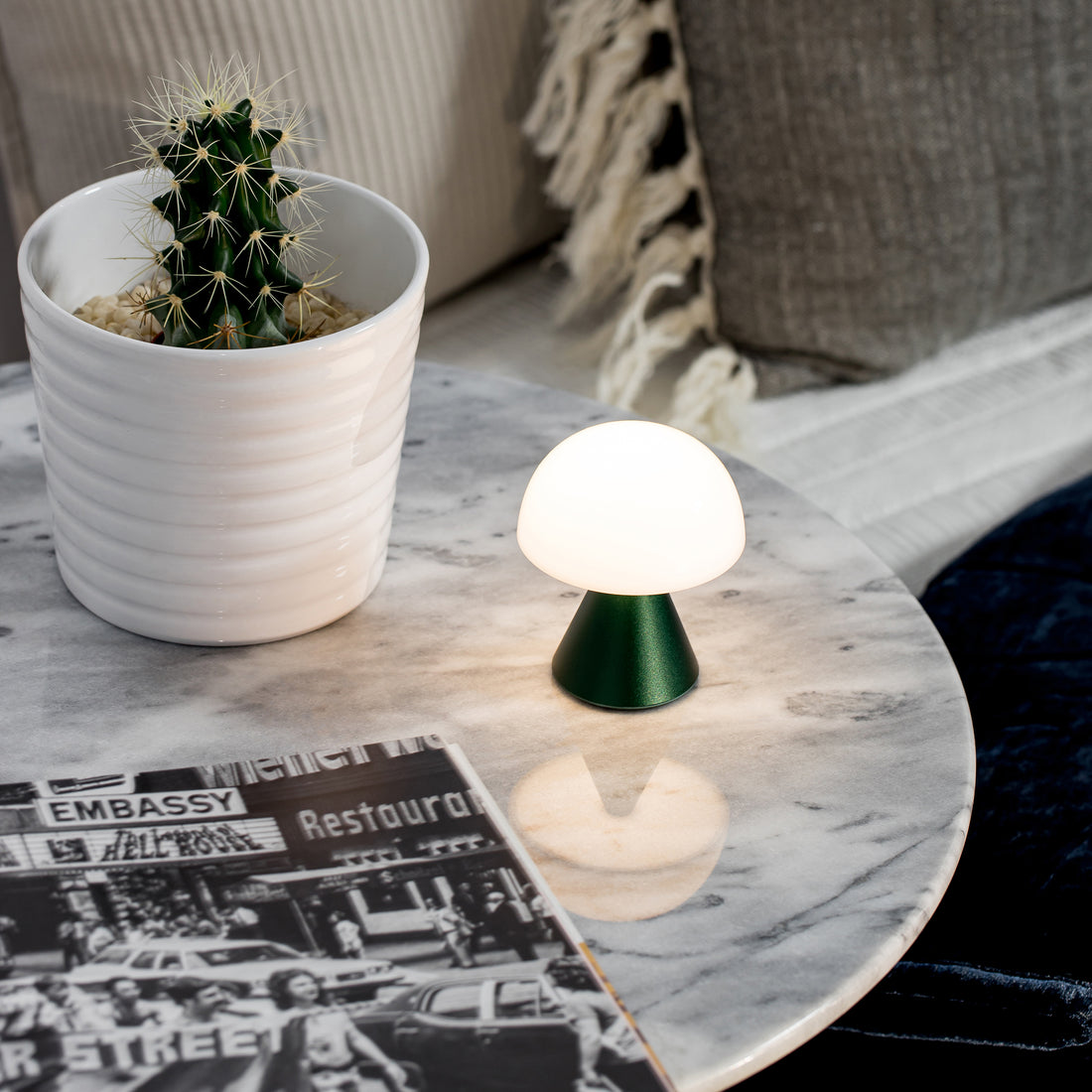 Lexon Mina Small Oplaadbare LED-Lamp Donkergroen│art. LH60DG1│voorkant witte achtergrond met warm licht aan