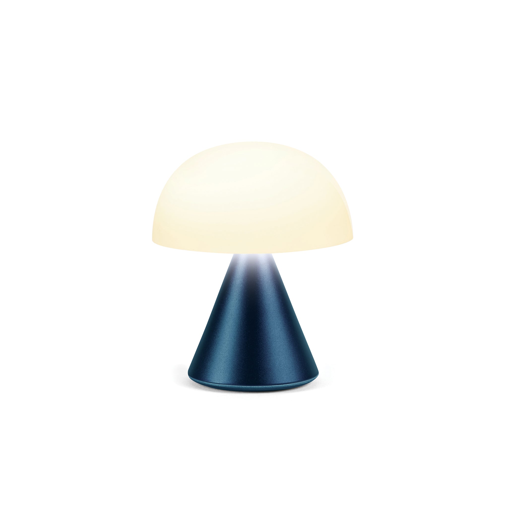 Lexon Mina Small Donkerblauw│Oplaadbare LED-Lamp│art. LH60MDB│vooraanzicht met warm licht aan