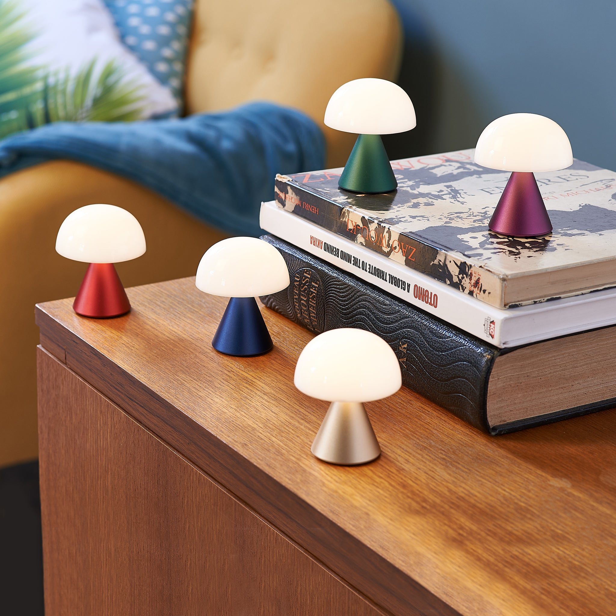 Lexon Mina Small Donkerblauw│Oplaadbare LED-Lamp│art. LH60MDB│groep op houten kastje met boeken