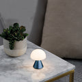 Lexon Mina Small Donkerblauw│Oplaadbare LED-Lamp│art. LH60MDB│op marmeren bijzettafel