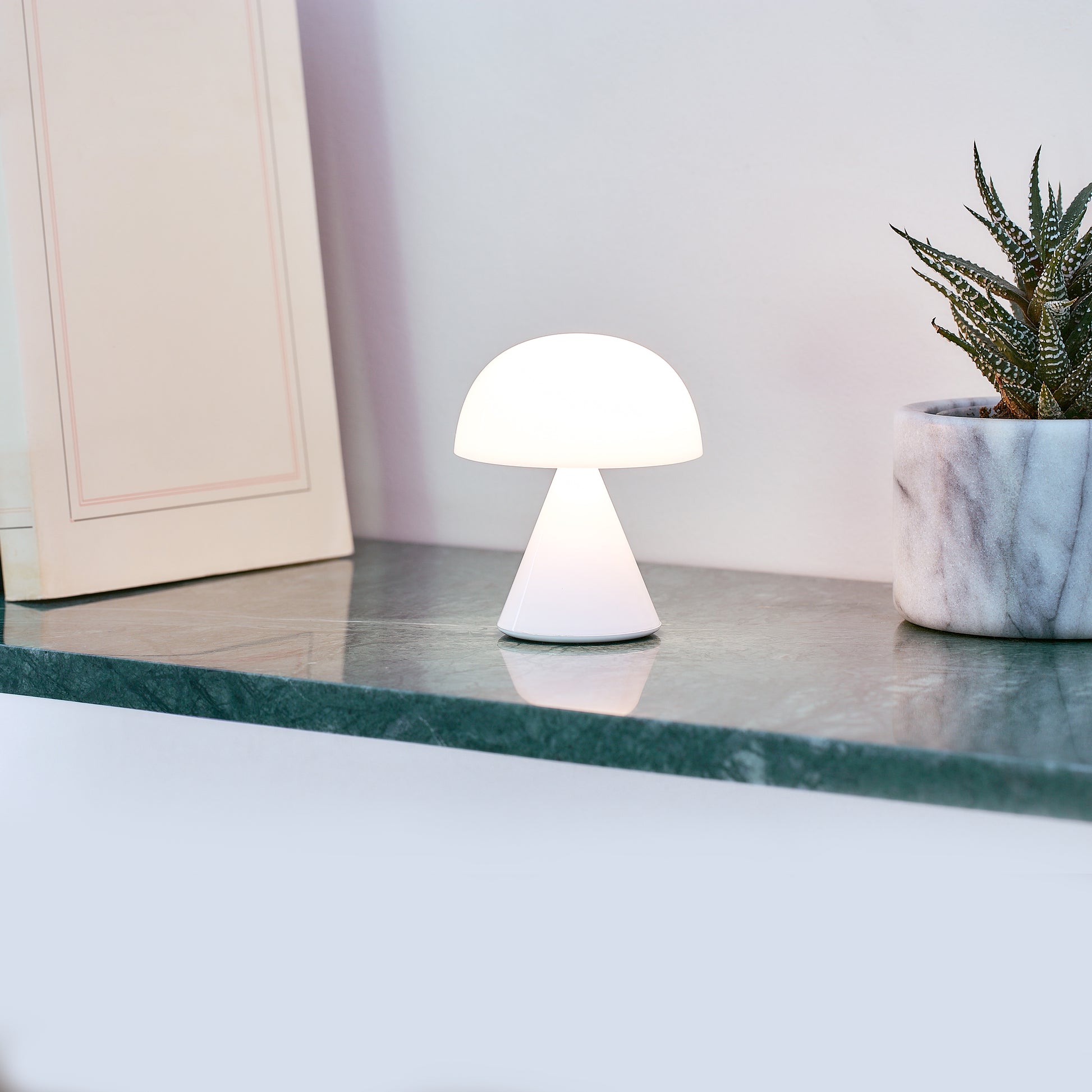 Lexon Mina Small│Oplaadbare LED lamp Glossy White│art. LH60WG│op marmeren plank met licht aan