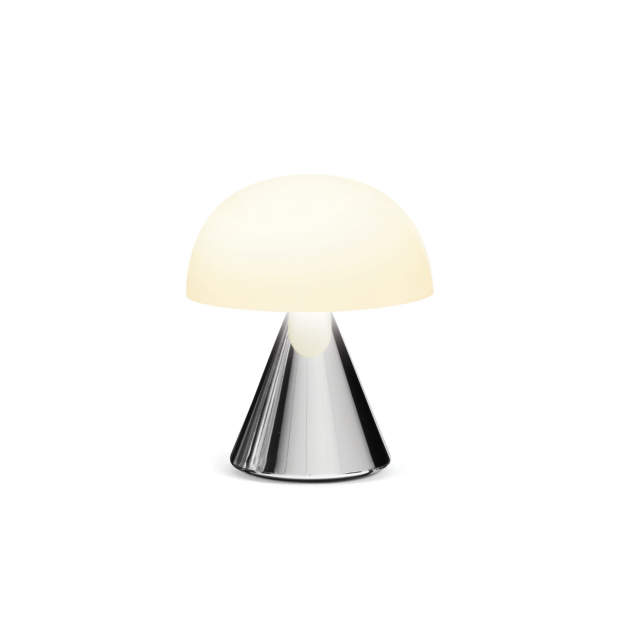 Lexon Mina Small Metallic Gold│Oplaadbare LED-lamp│art. LH60MC│vooraanzicht met witte achtergrond en warm licht aan