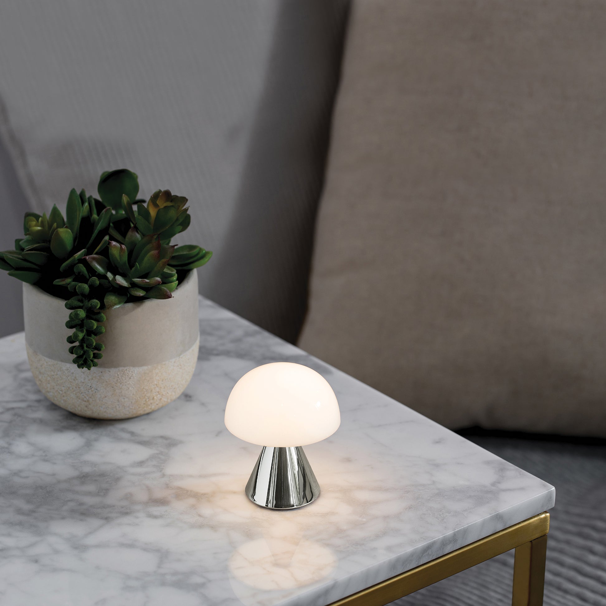 Lexon Mina Small Metallic Gold│Oplaadbare LED-lamp│art. LH60MC│op marmeren salontafel