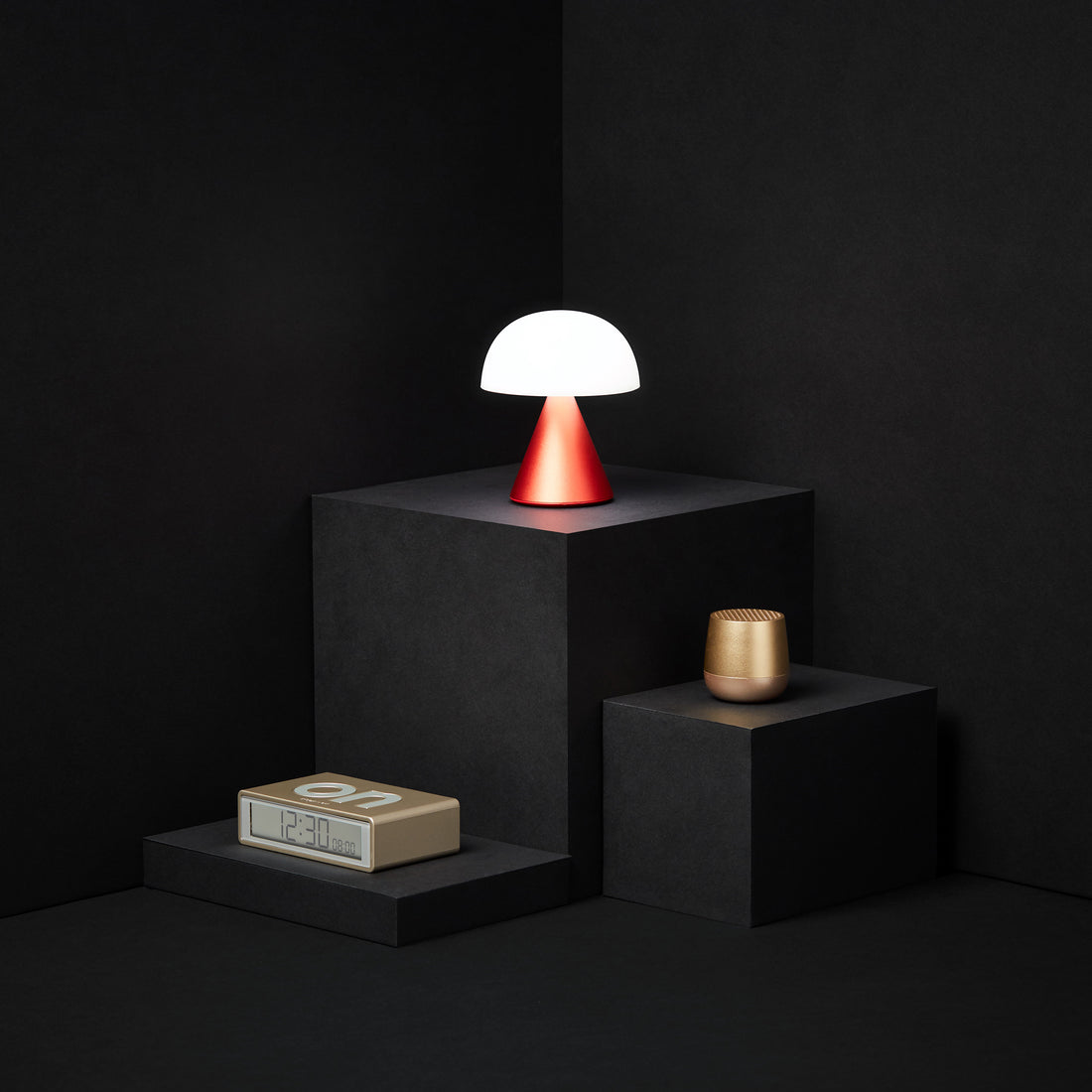 Lexon Mina Small Oranje│Oplaadbare LED-Lamp│art. LH60O1│vooraanzicht met warm licht aan