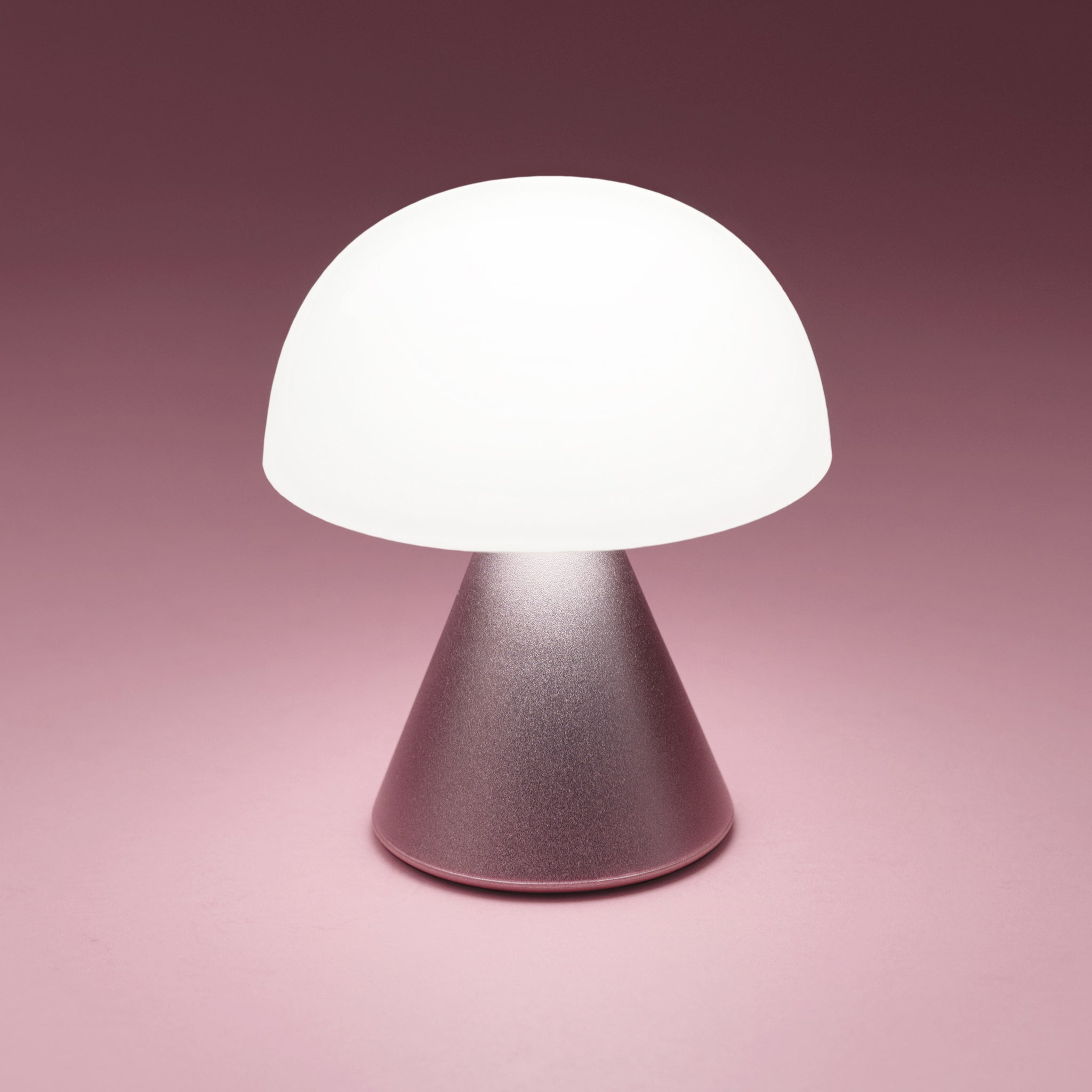 Lexon Mina Small Roze│Oplaadbare LED lamp│art. LH60MLP│wit licht aan met roze achtergrond