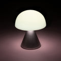 Lexon Mina Small Roze│Oplaadbare LED lamp│art. LH60MLP│wit licht aan met schaduw roze achtergrond
