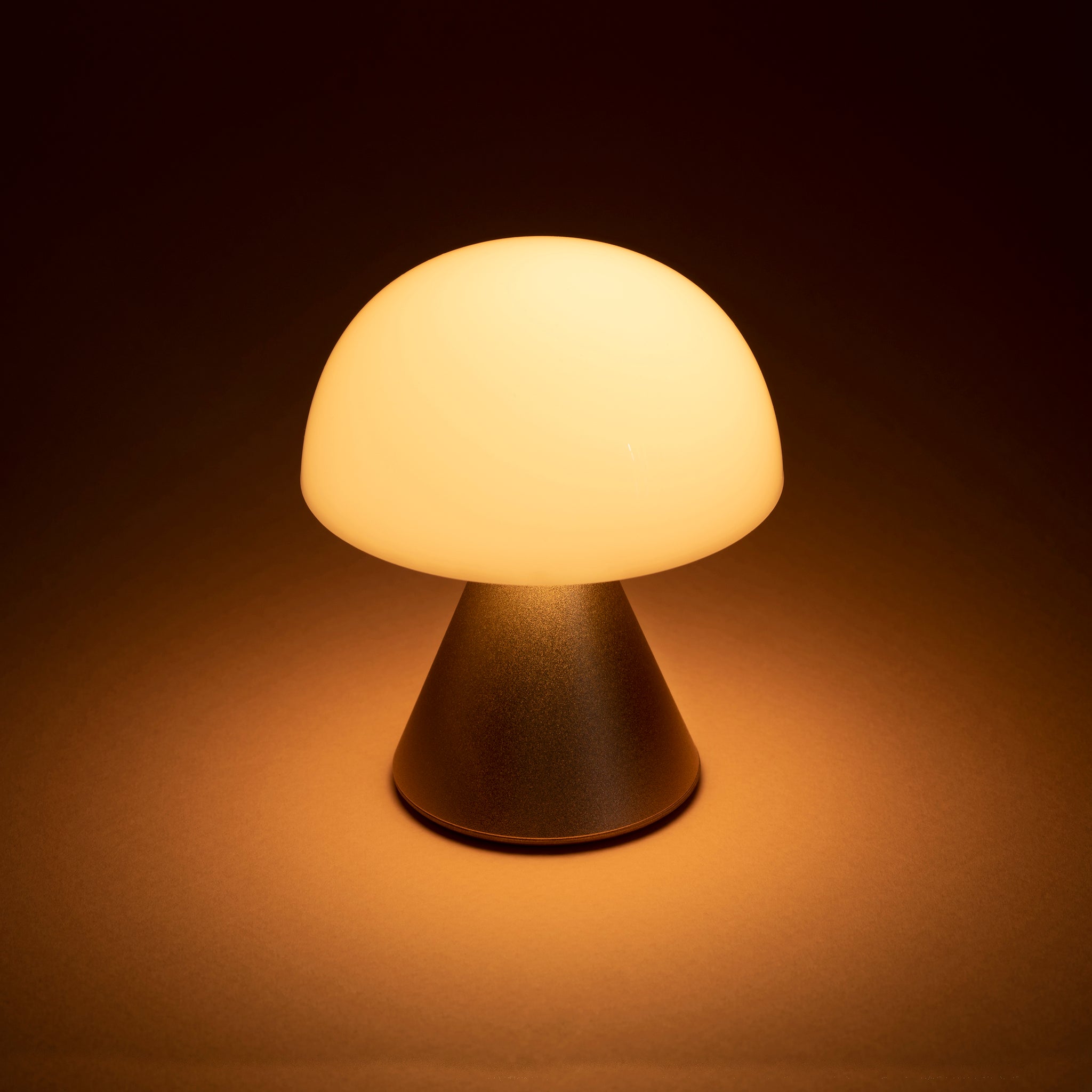 Lexon Mina Small Soft Gold│Oplaadbare LED lamp│art. LH60MD│close up met gele achtergrond